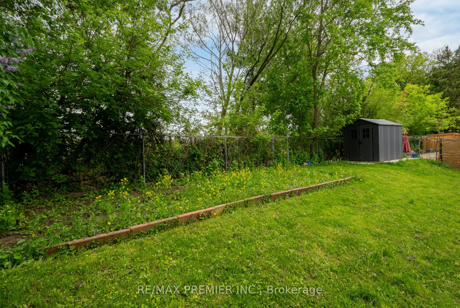 15 Maple Avenue W