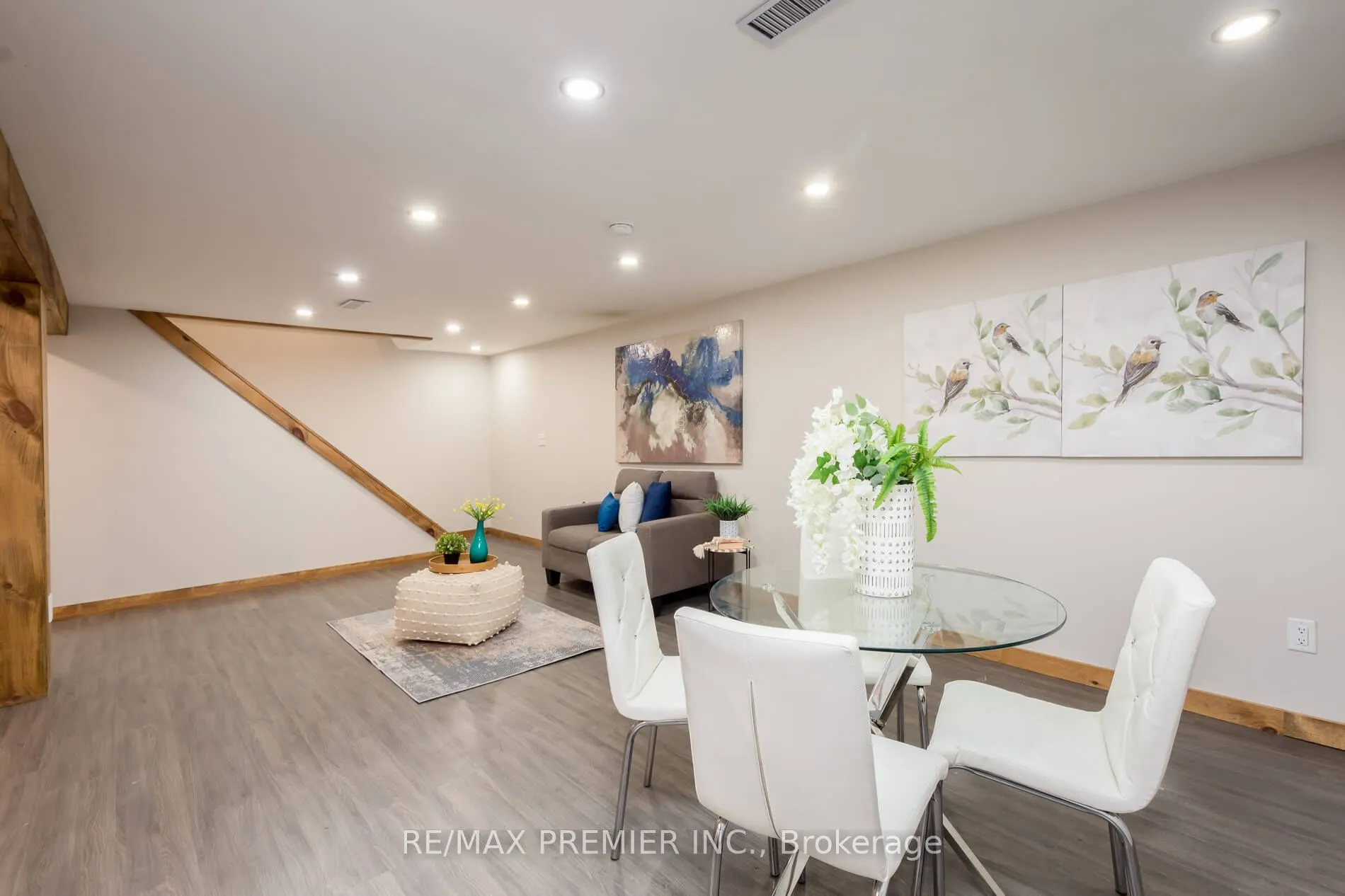 15 Maple Avenue W