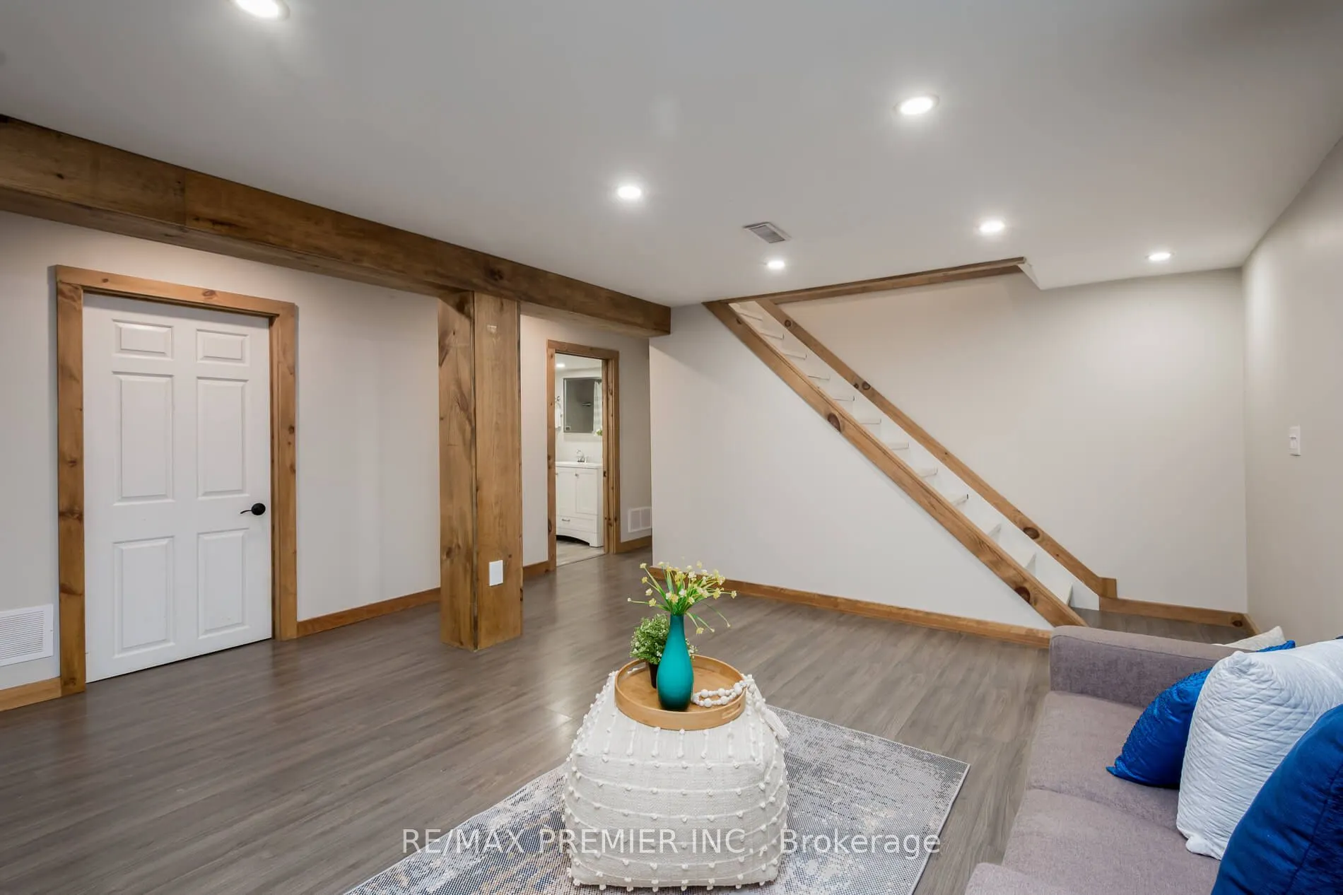 15 Maple Avenue W