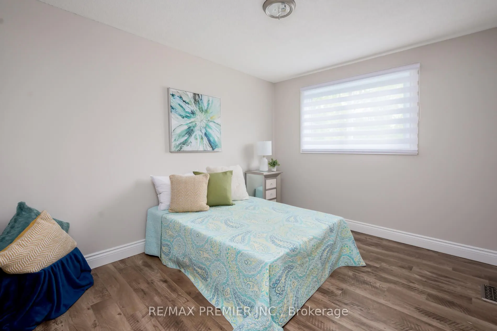 15 Maple Avenue W