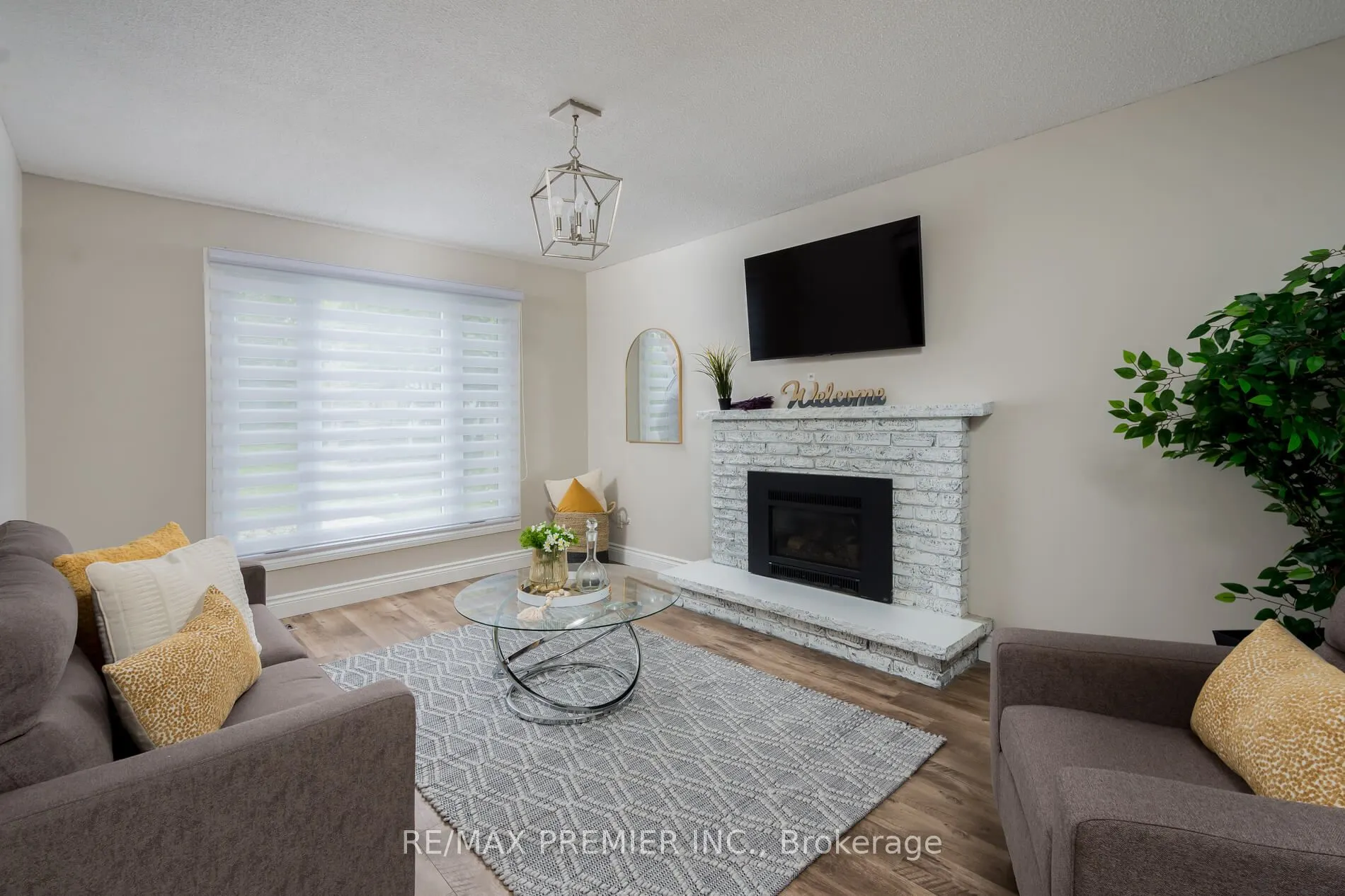 15 Maple Avenue W