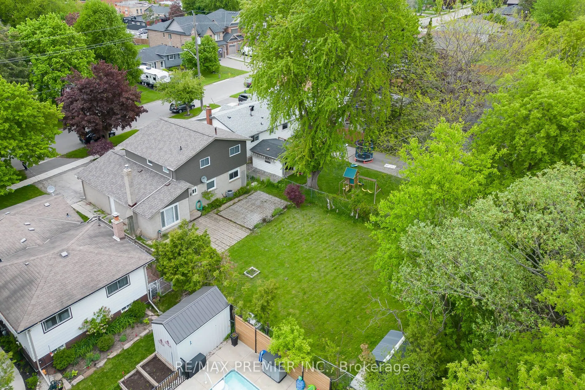 15 Maple Avenue W
