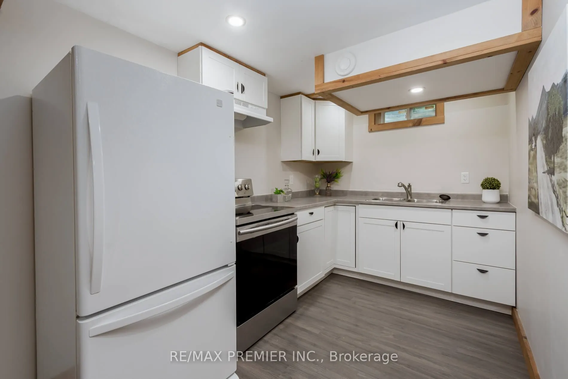15 Maple Avenue W