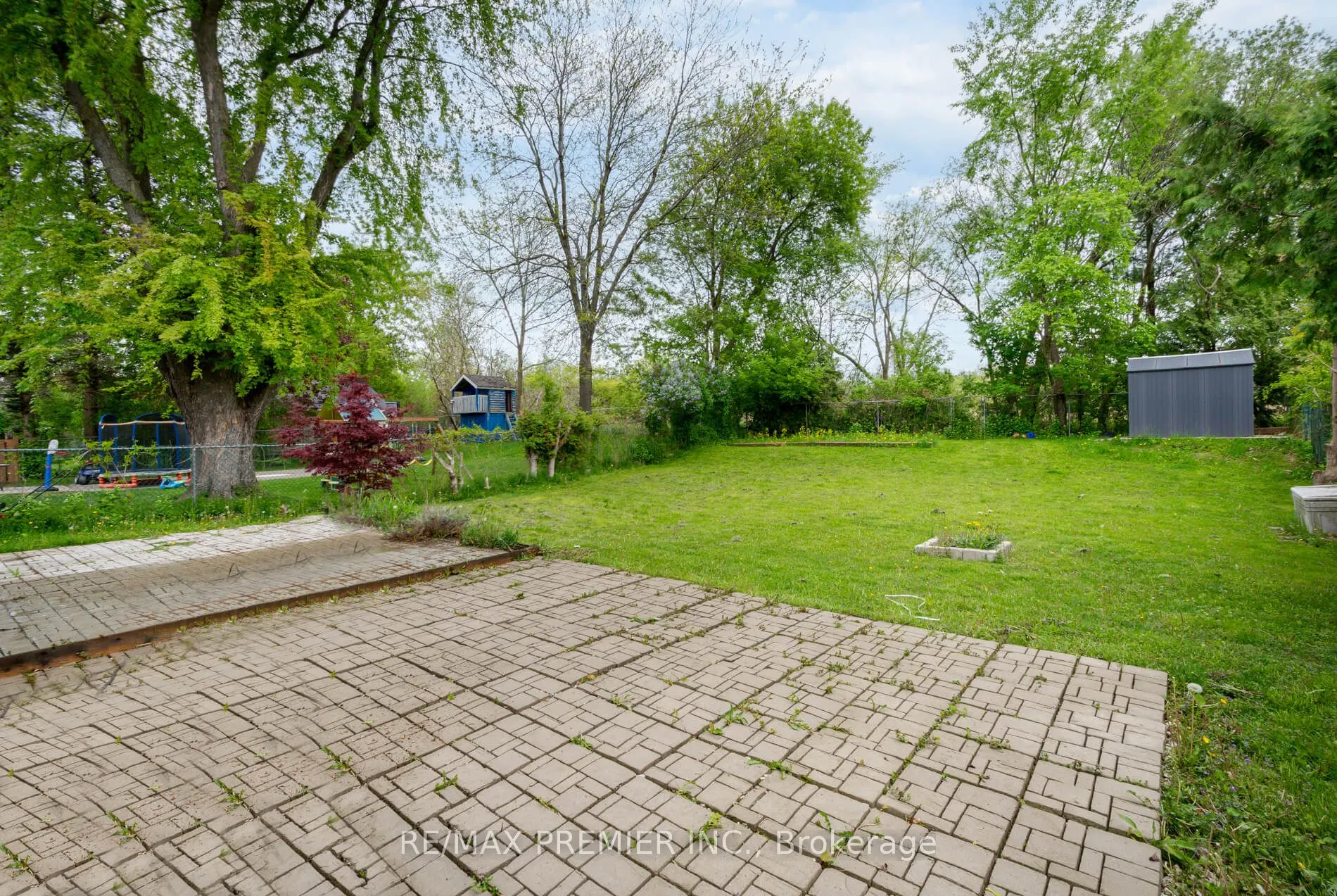 15 Maple Avenue W
