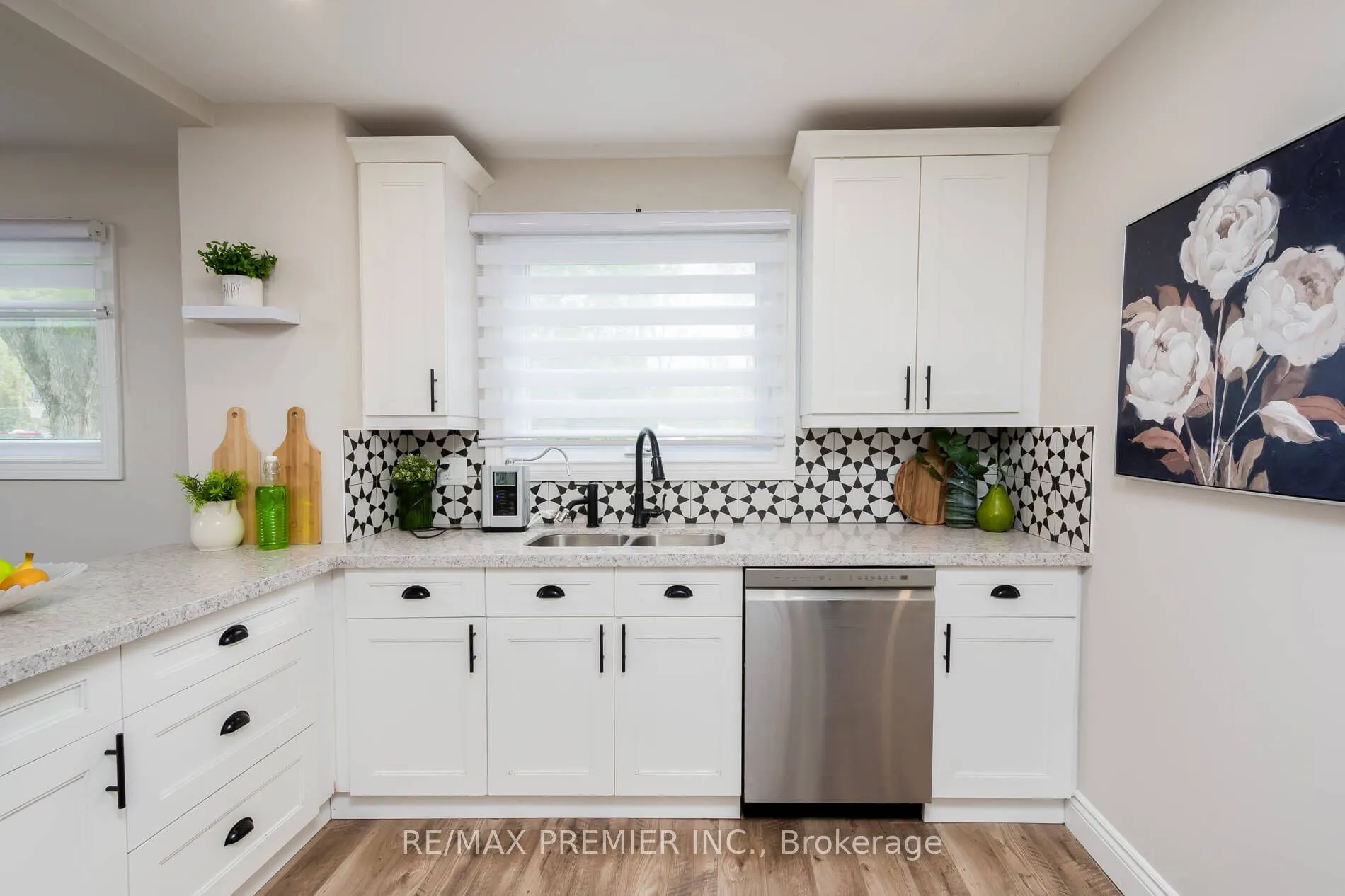 15 Maple Avenue W