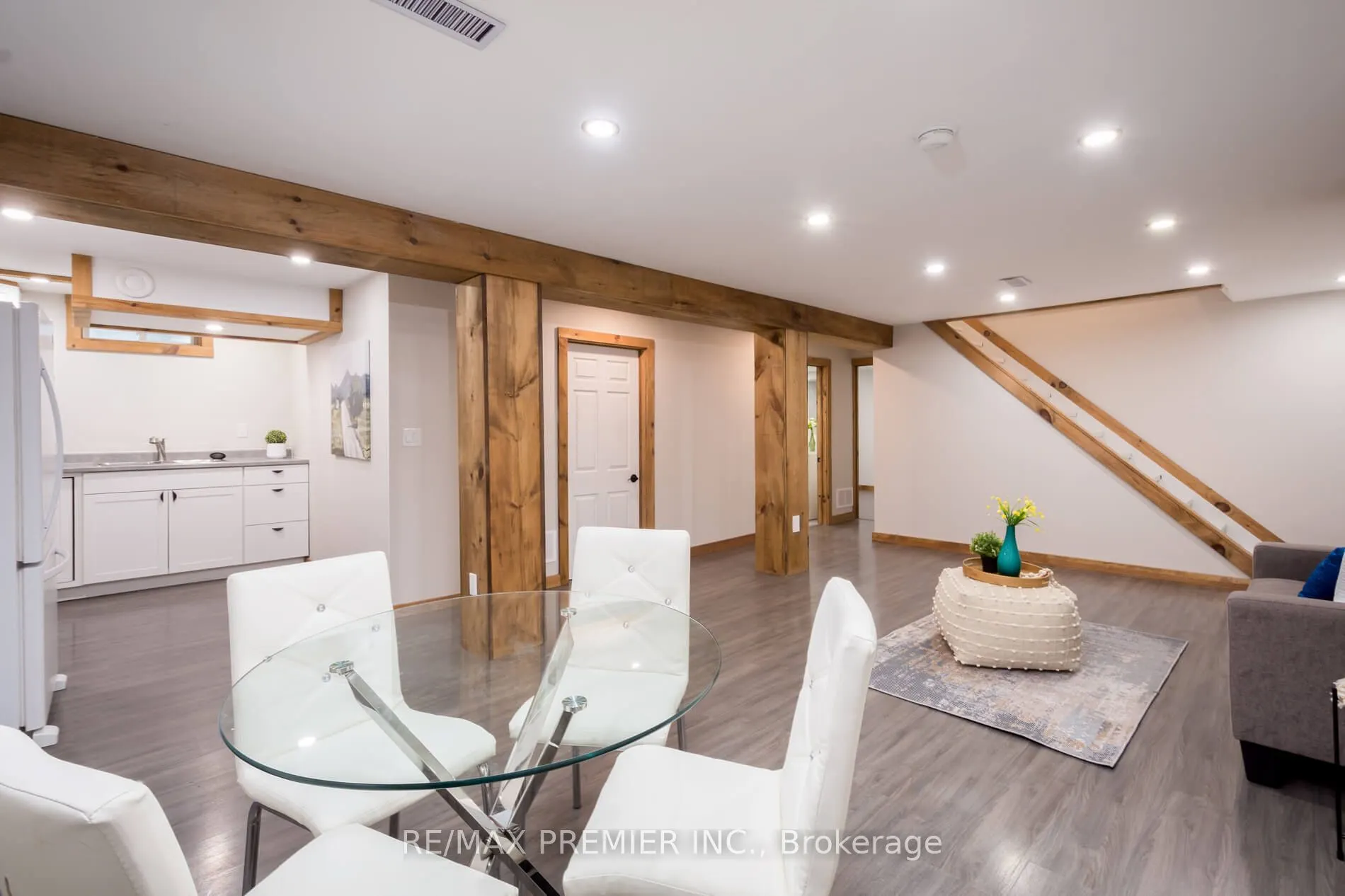 15 Maple Avenue W