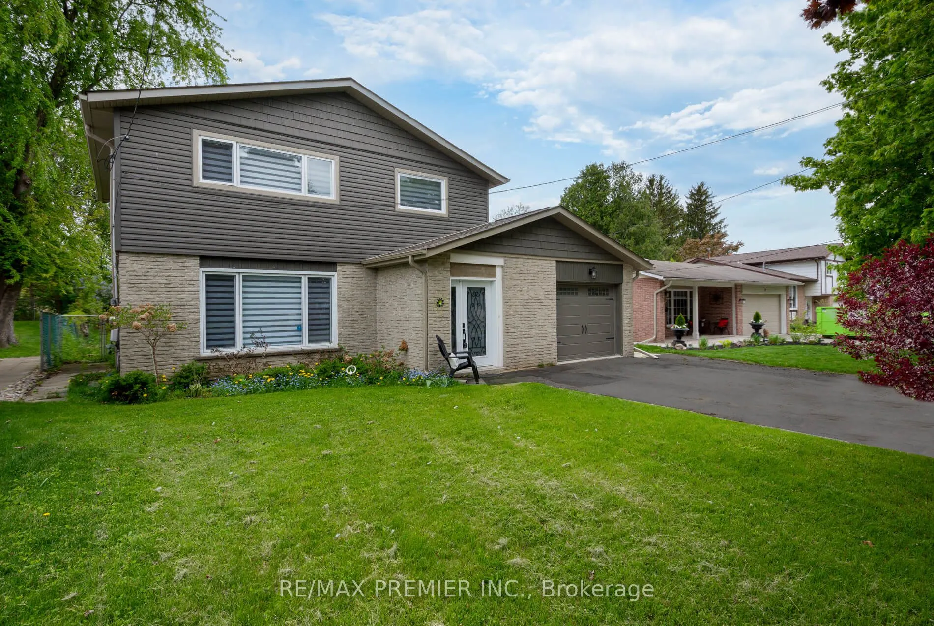15 Maple Avenue W