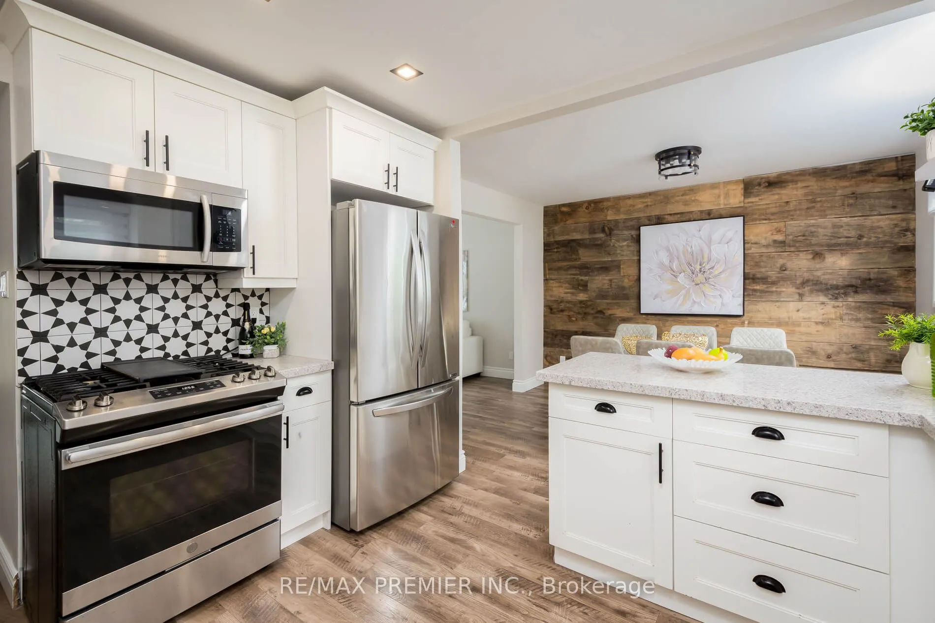 15 Maple Avenue W