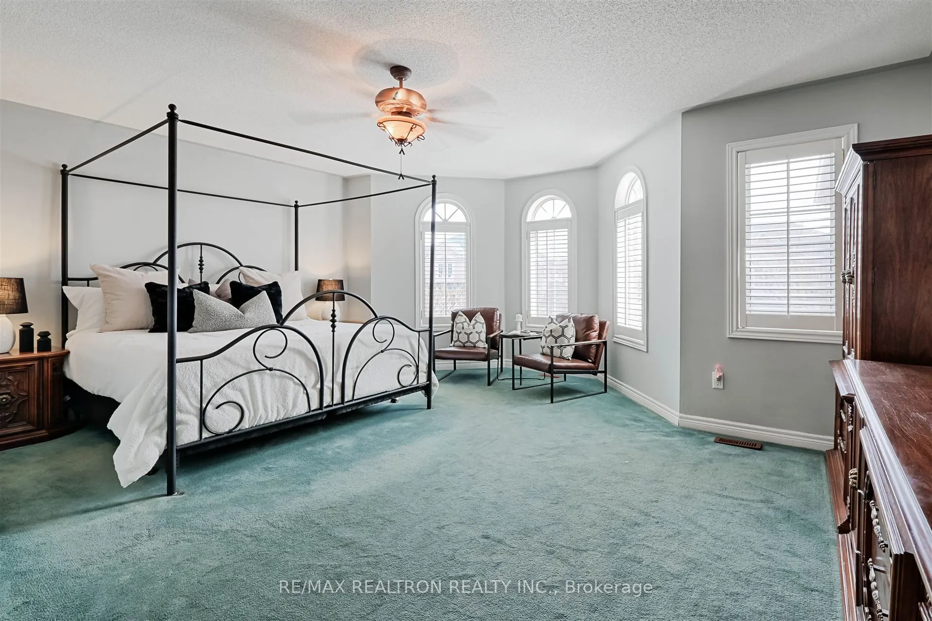 2 Foxfield Crescent