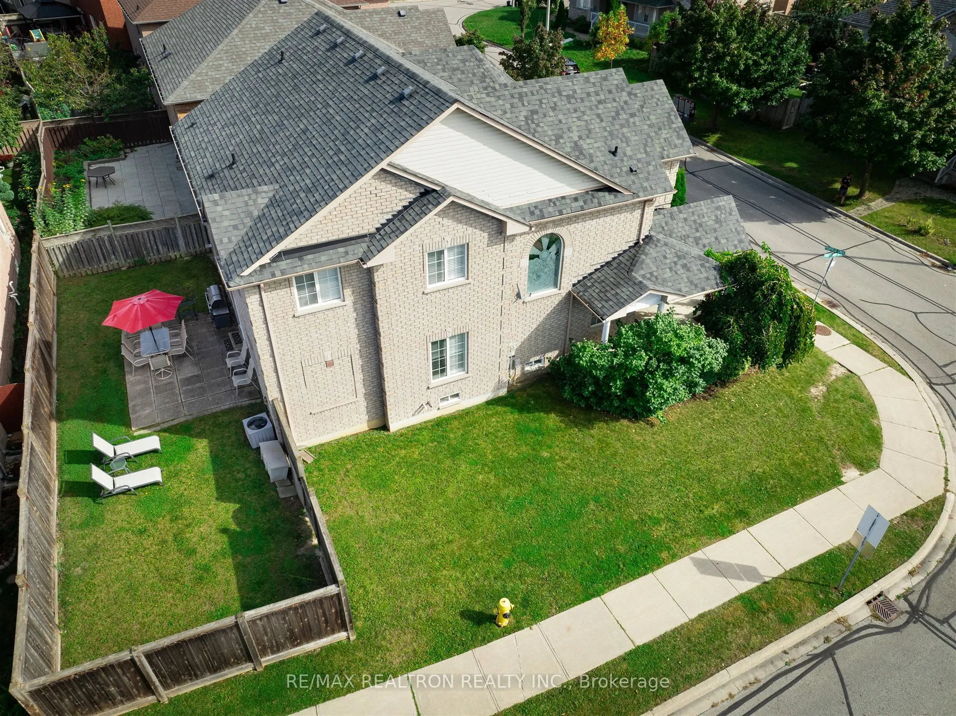 2 Foxfield Crescent