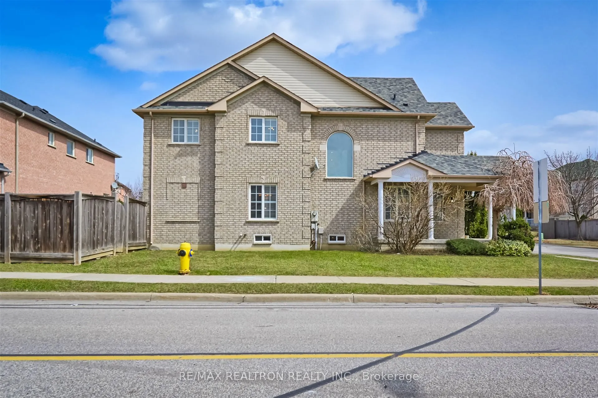 2 Foxfield Crescent