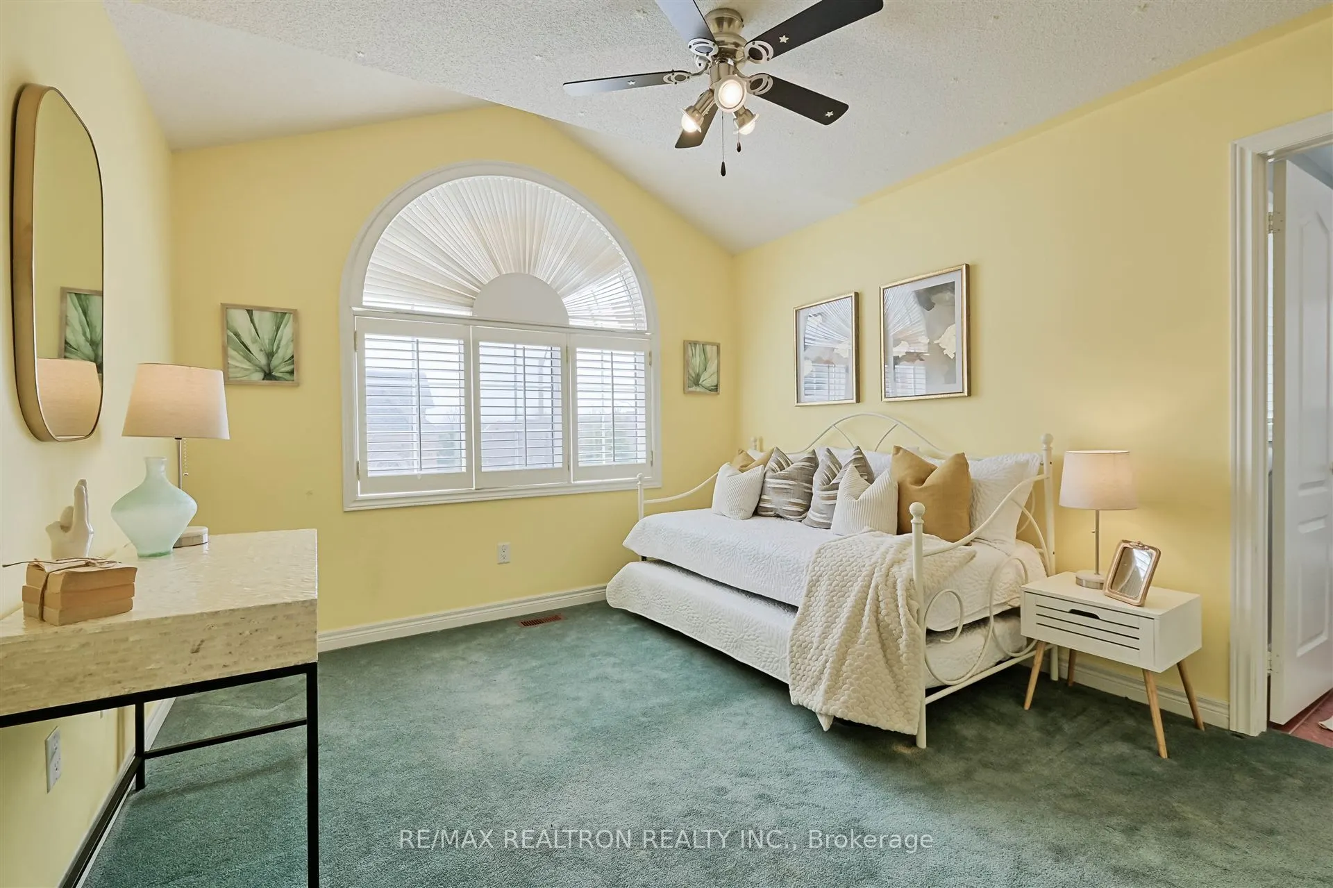 2 Foxfield Crescent