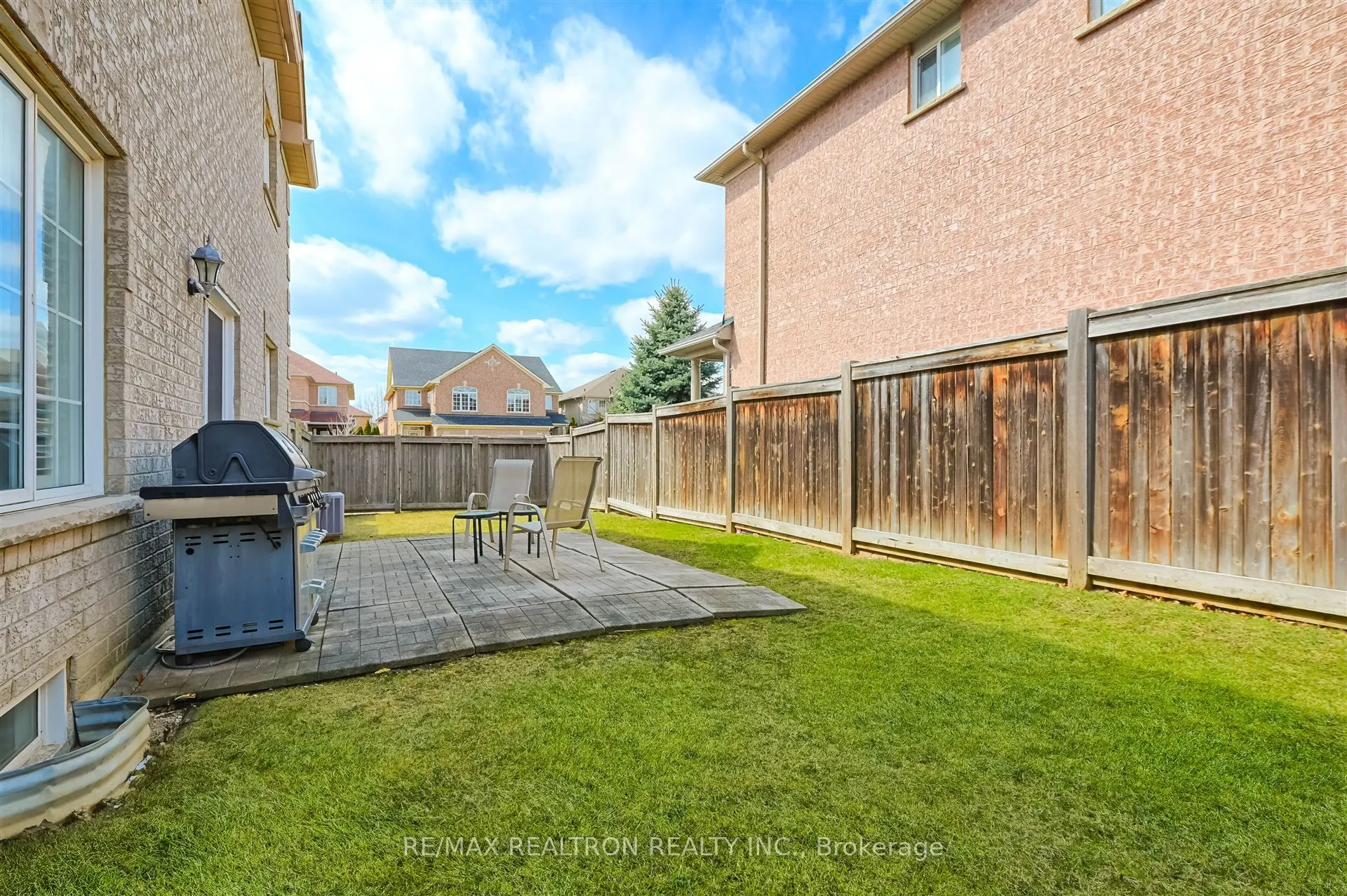 2 Foxfield Crescent
