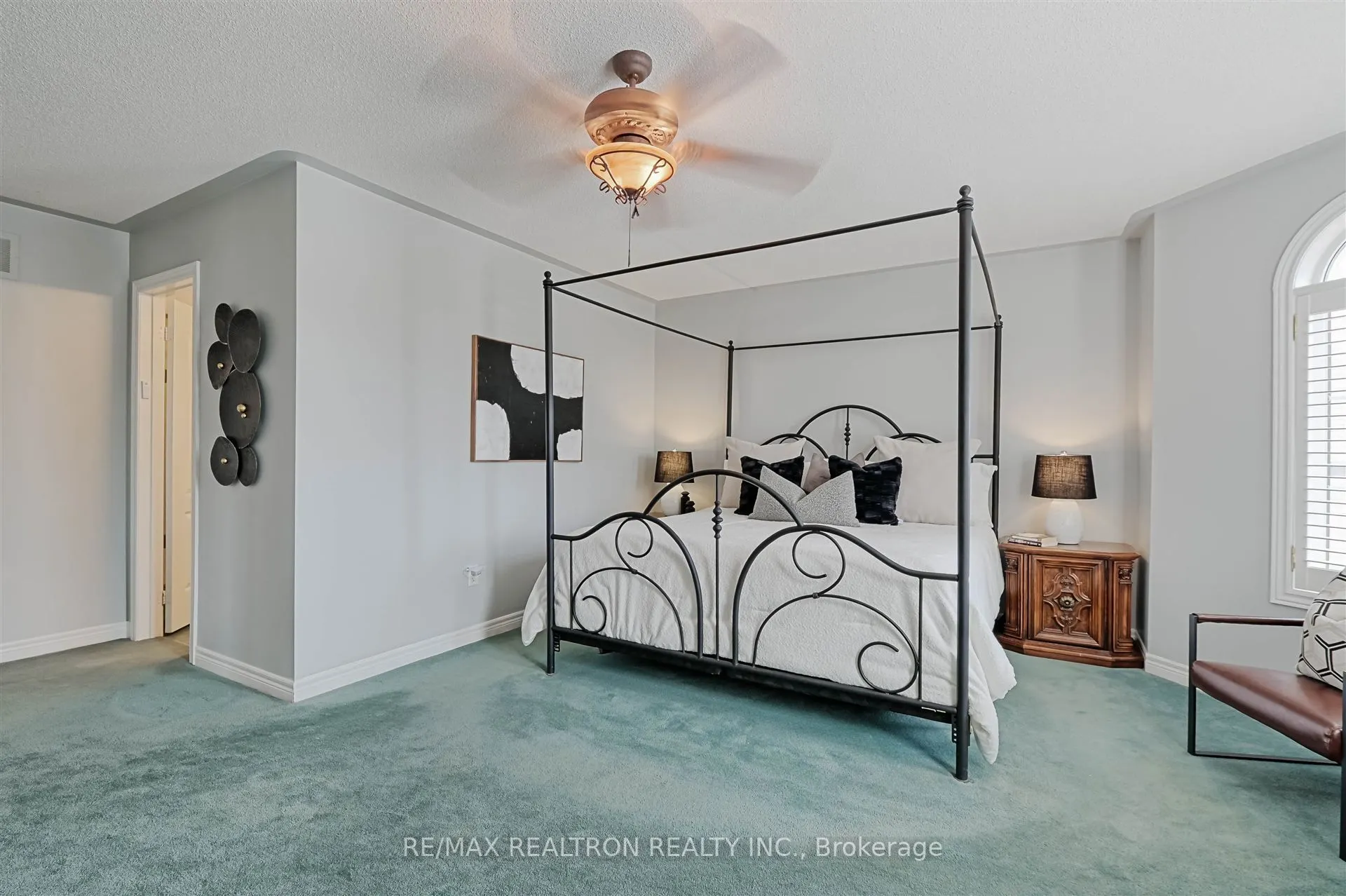 2 Foxfield Crescent