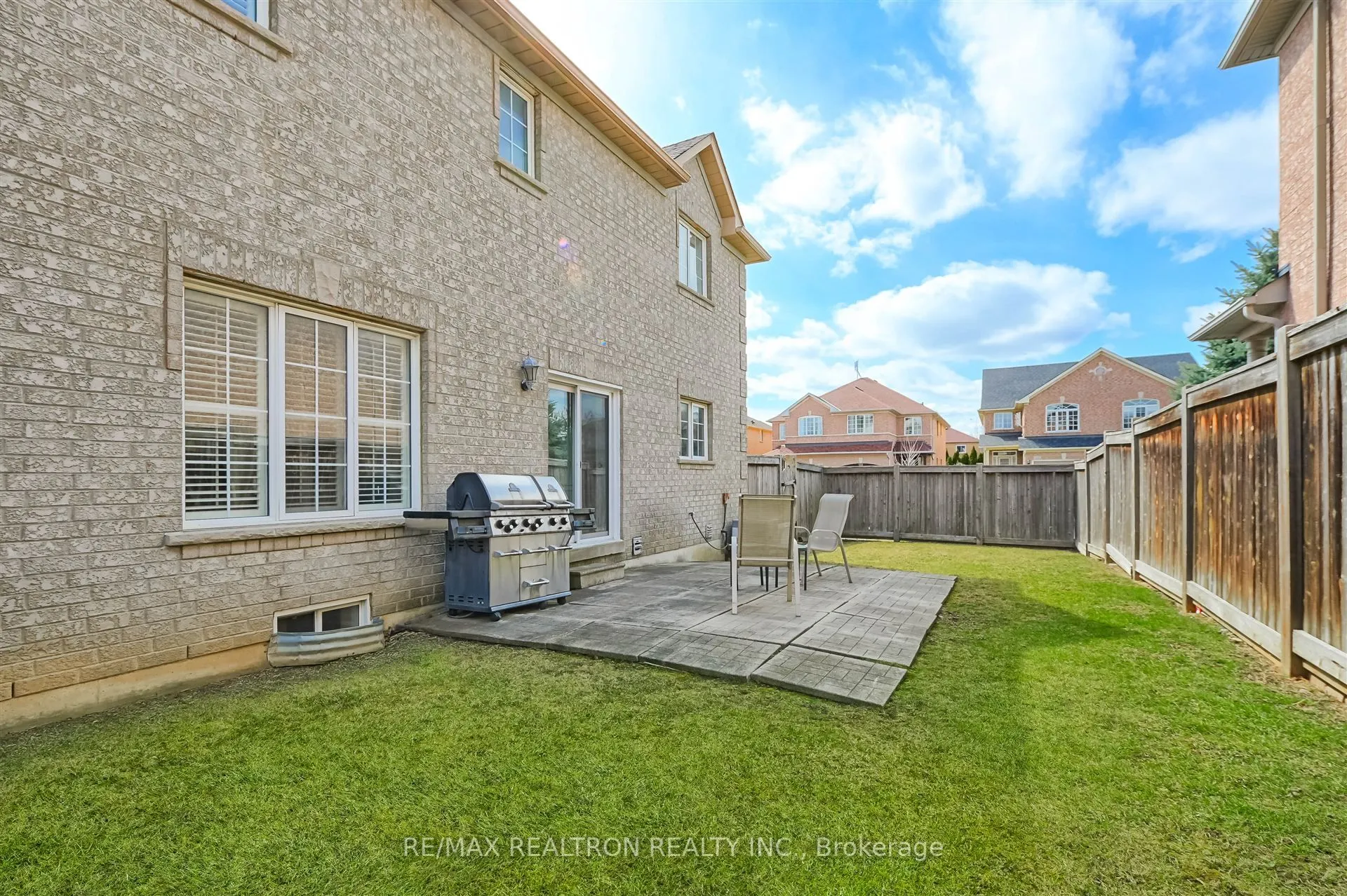 2 Foxfield Crescent
