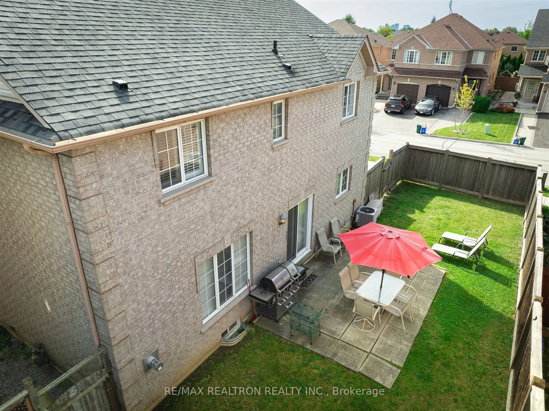 2 Foxfield Crescent