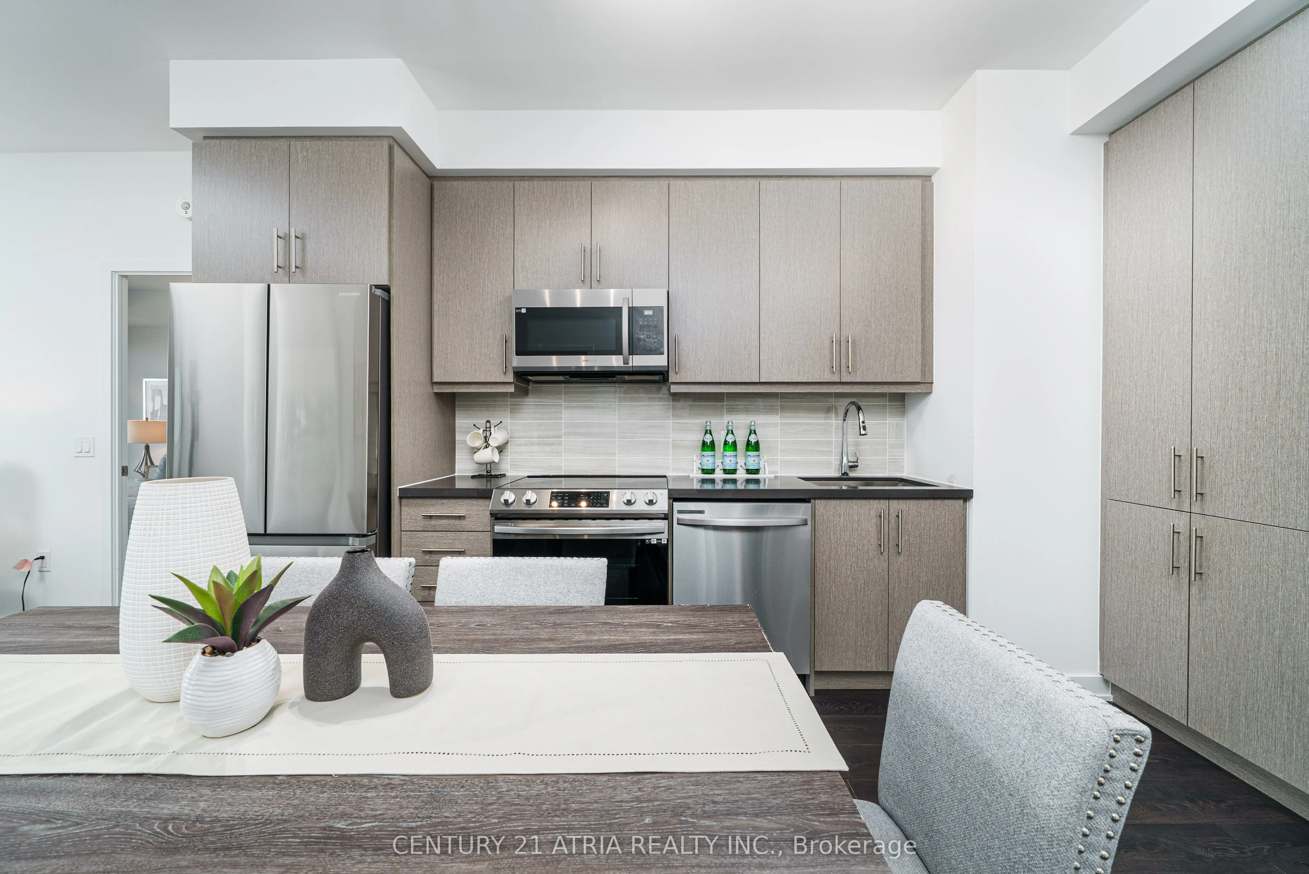 105 Oneida Crescent, #LPH01