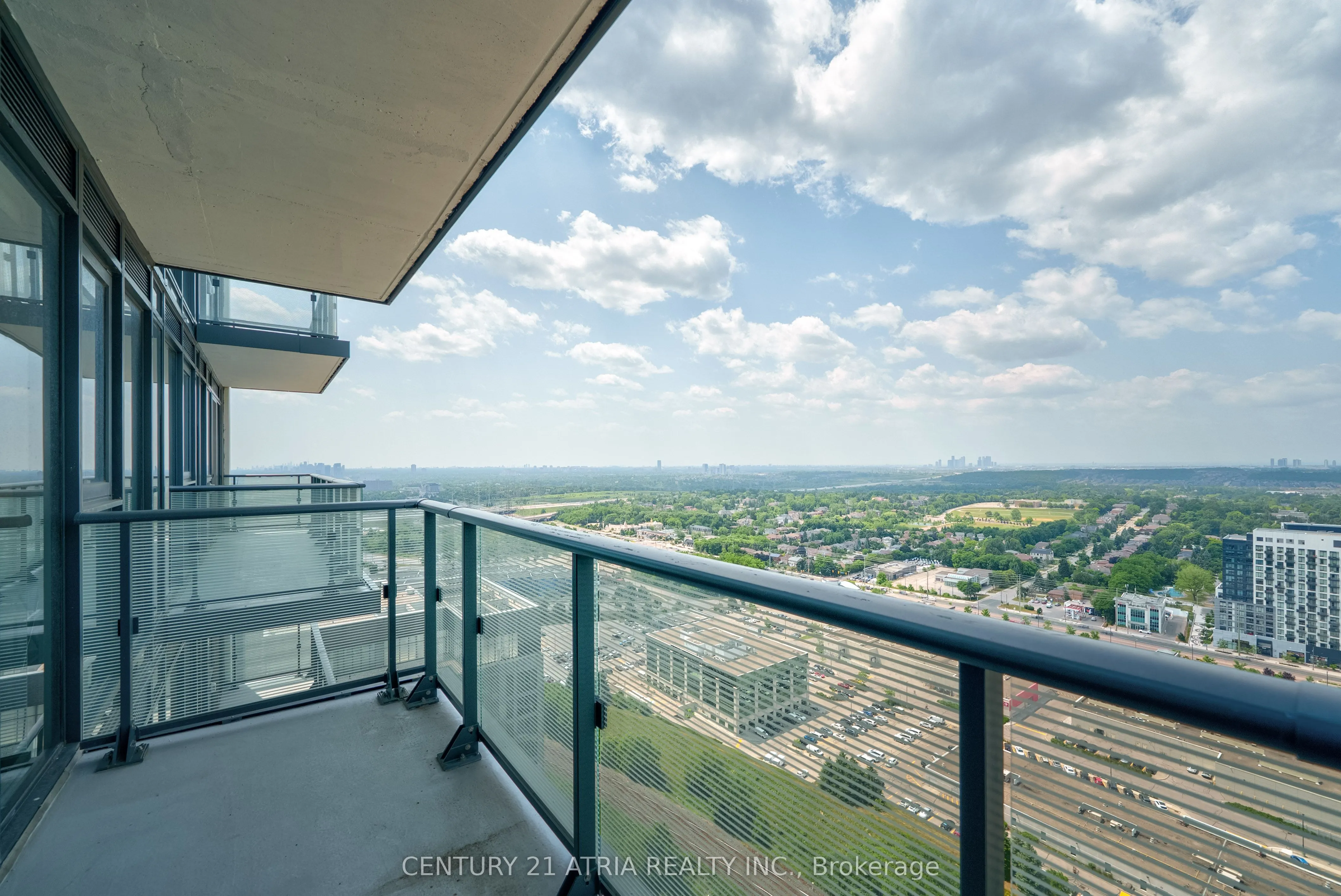 105 Oneida Crescent, #LPH01