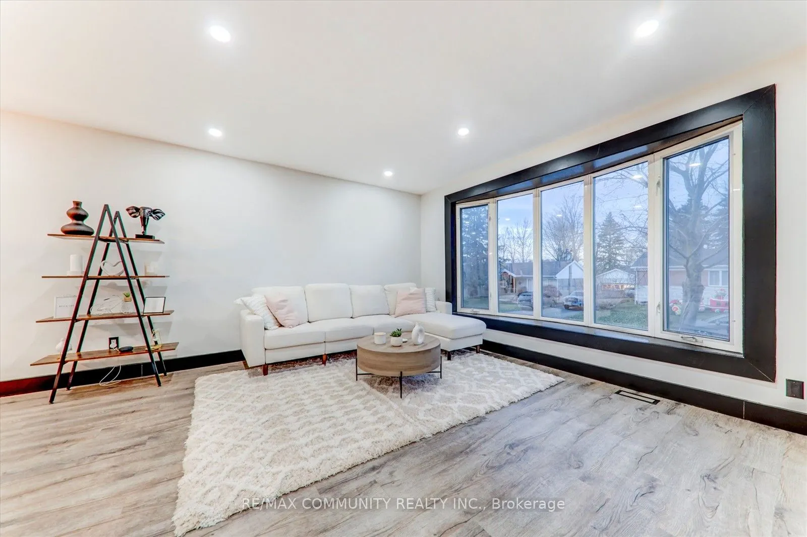 25 George Street S