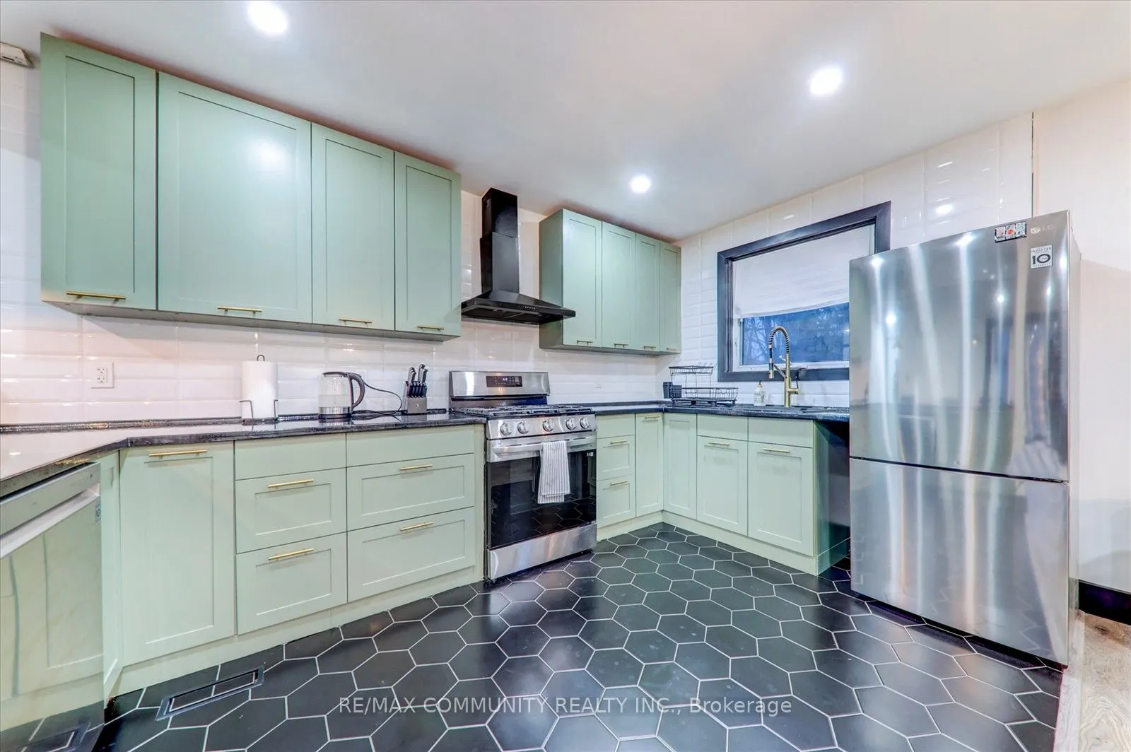 25 George Street S