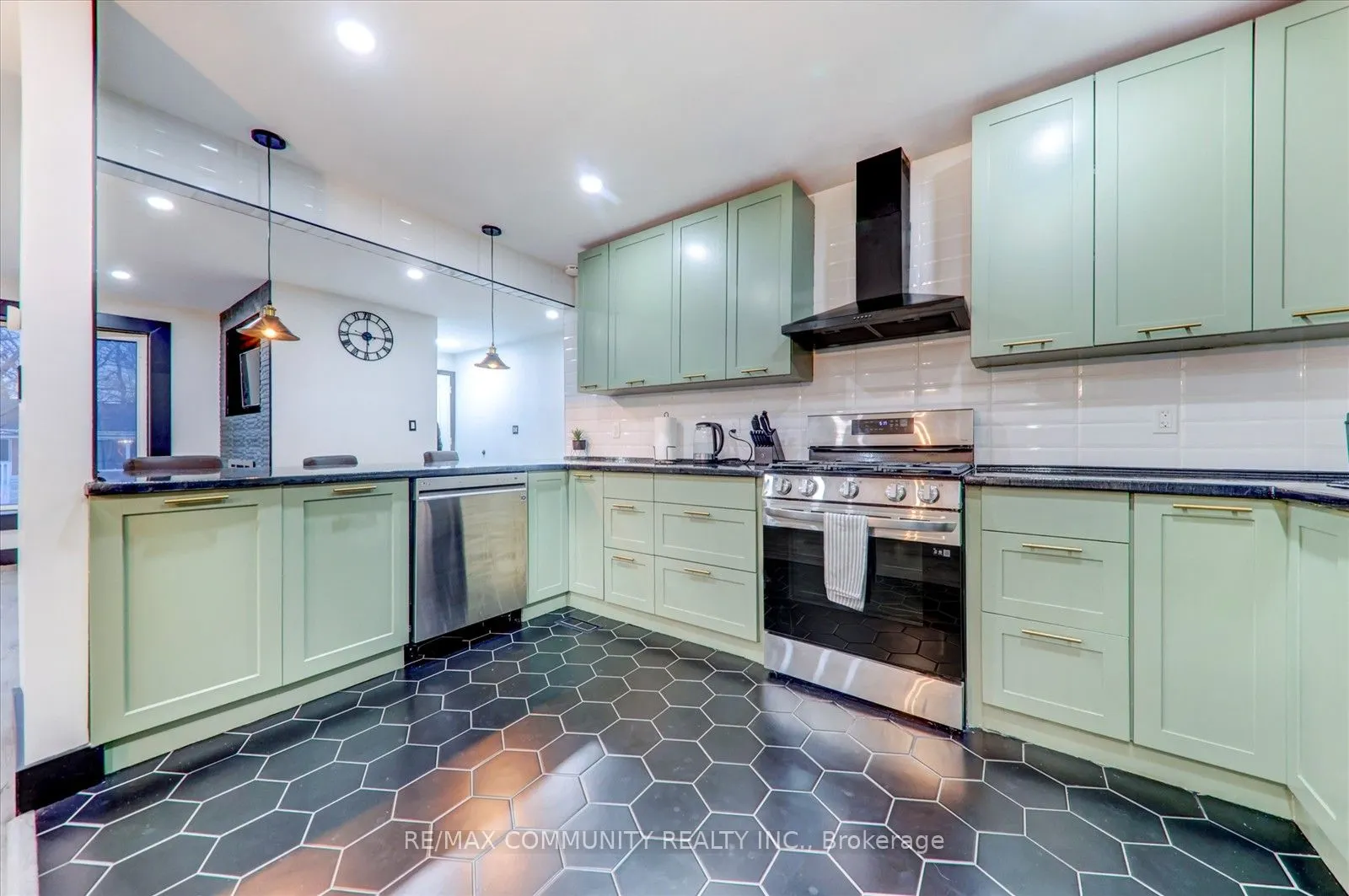 25 George Street S