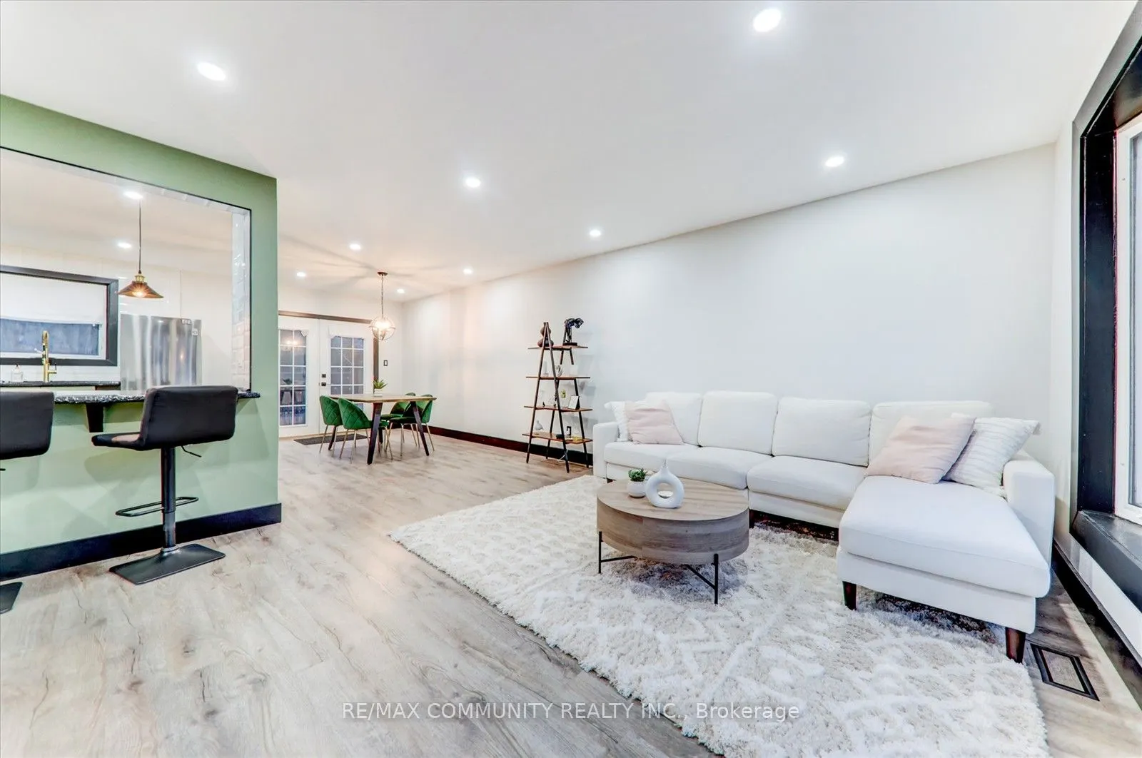 25 George Street S