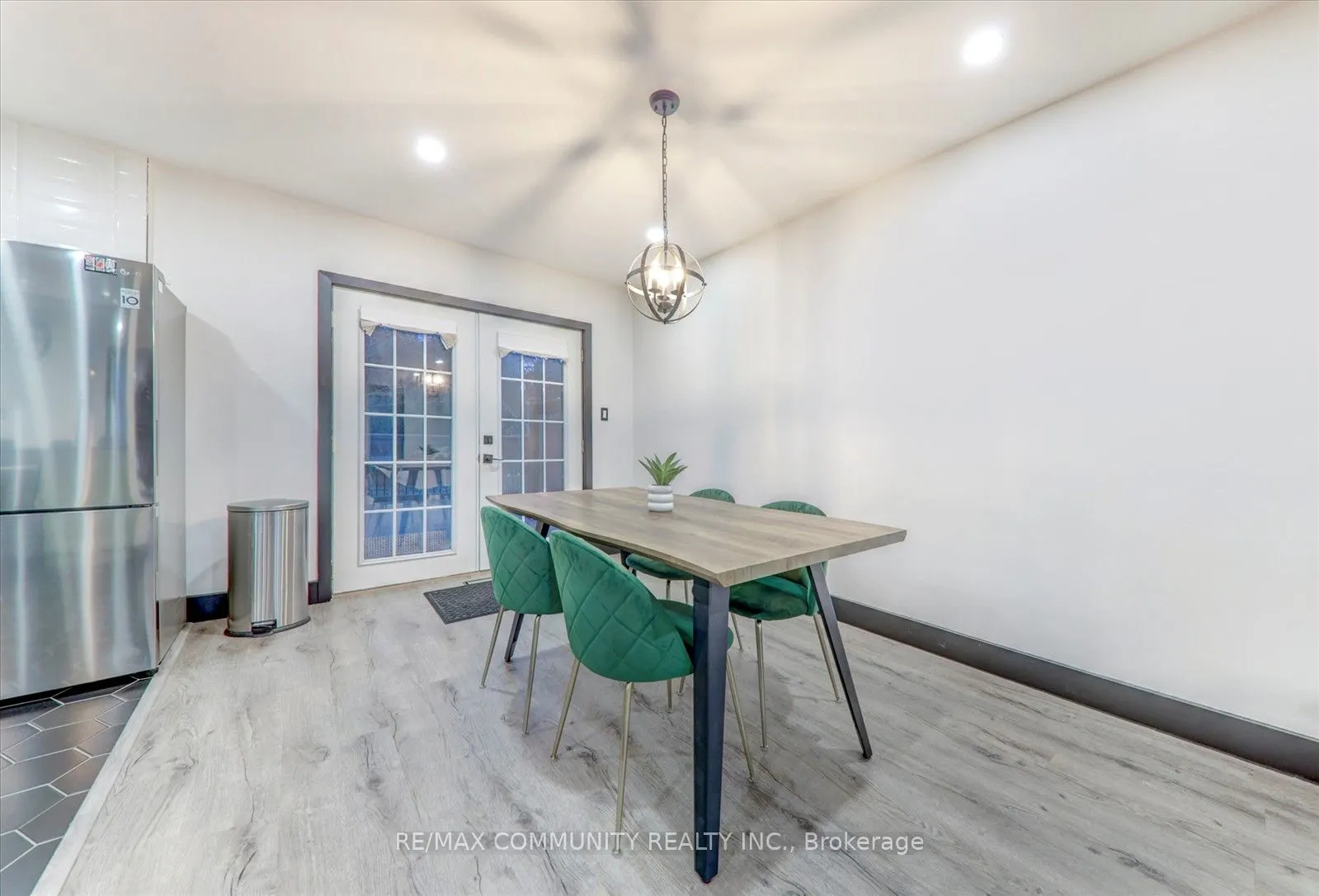 25 George Street S