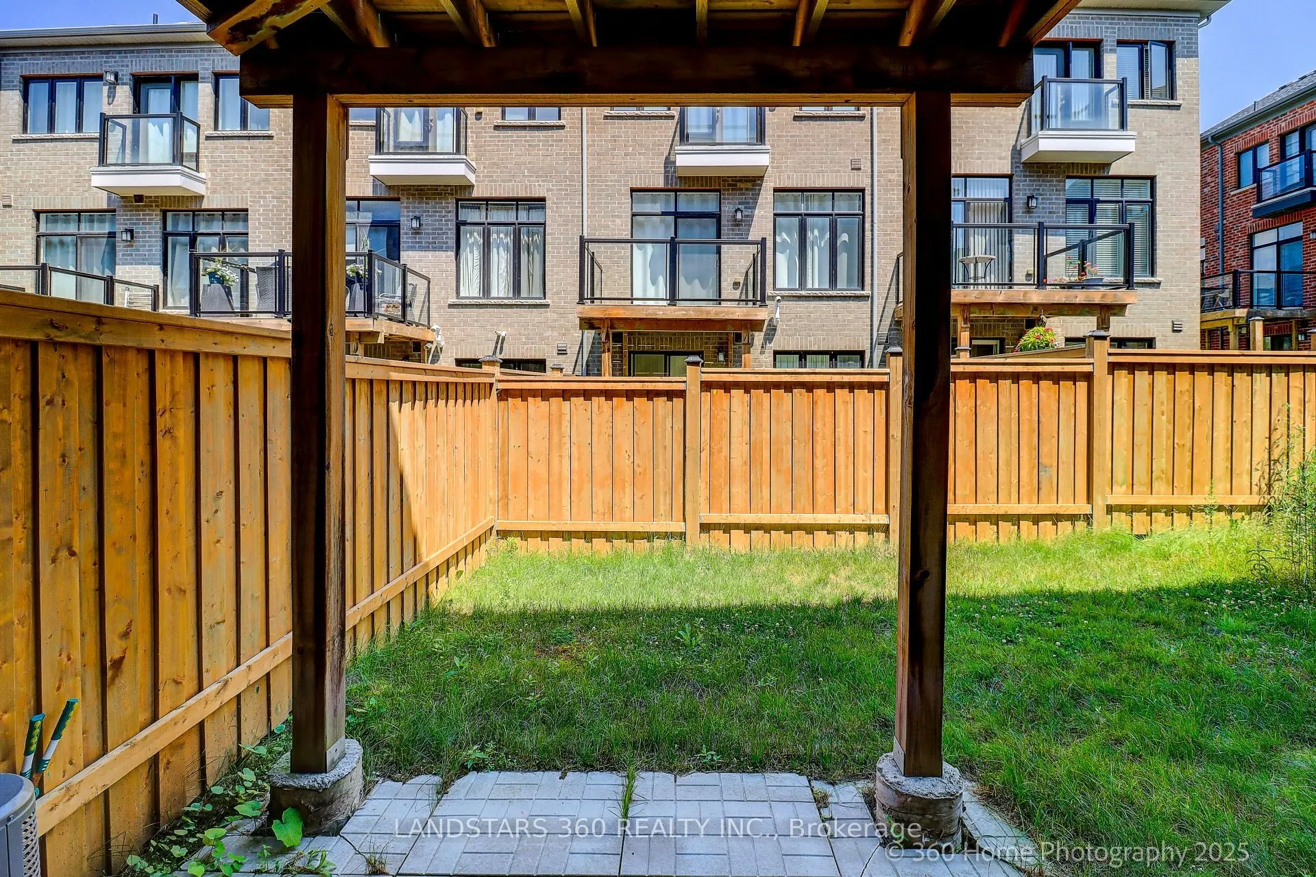 27 Duncombe Lane N