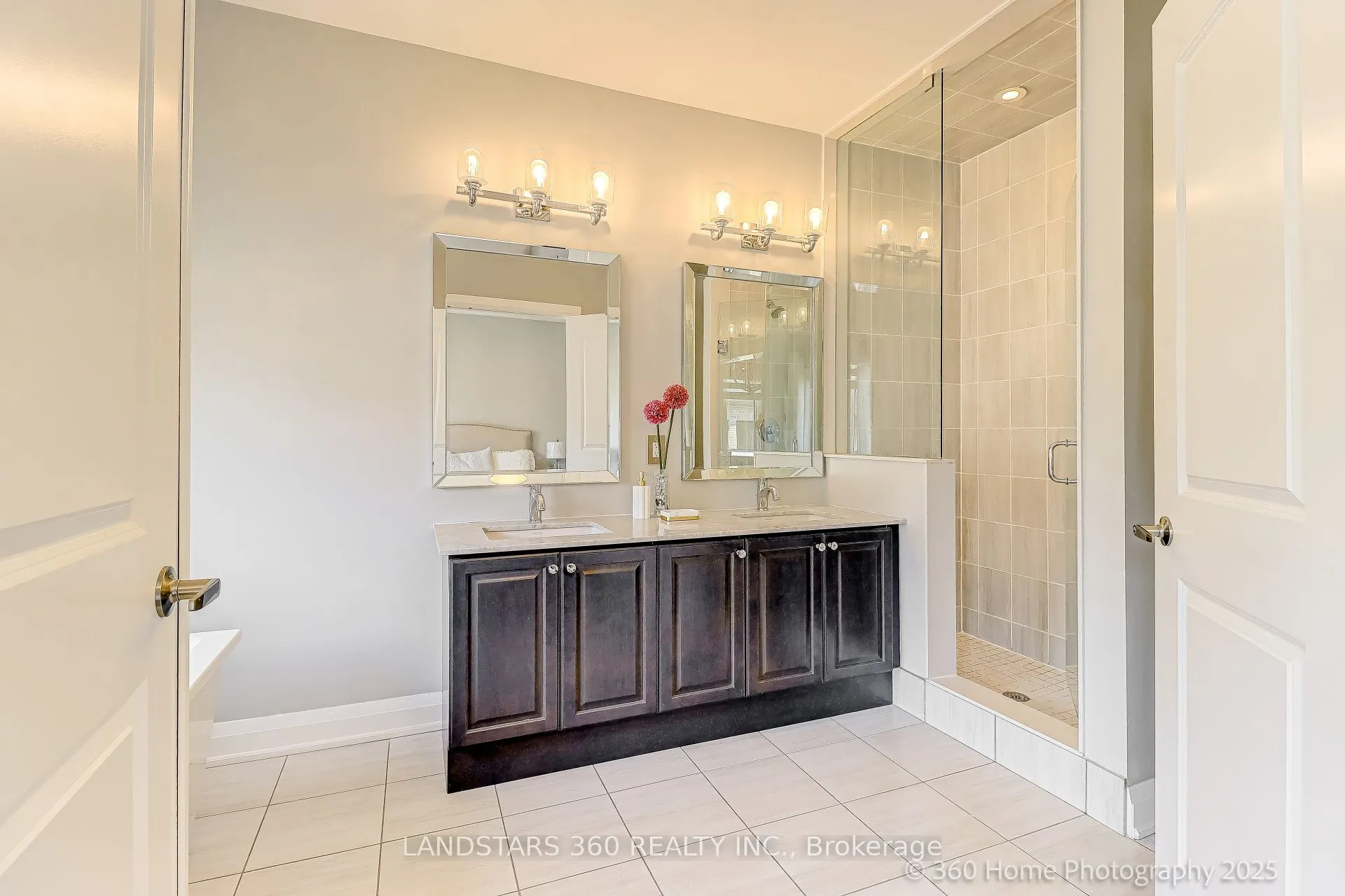 27 Duncombe Lane N