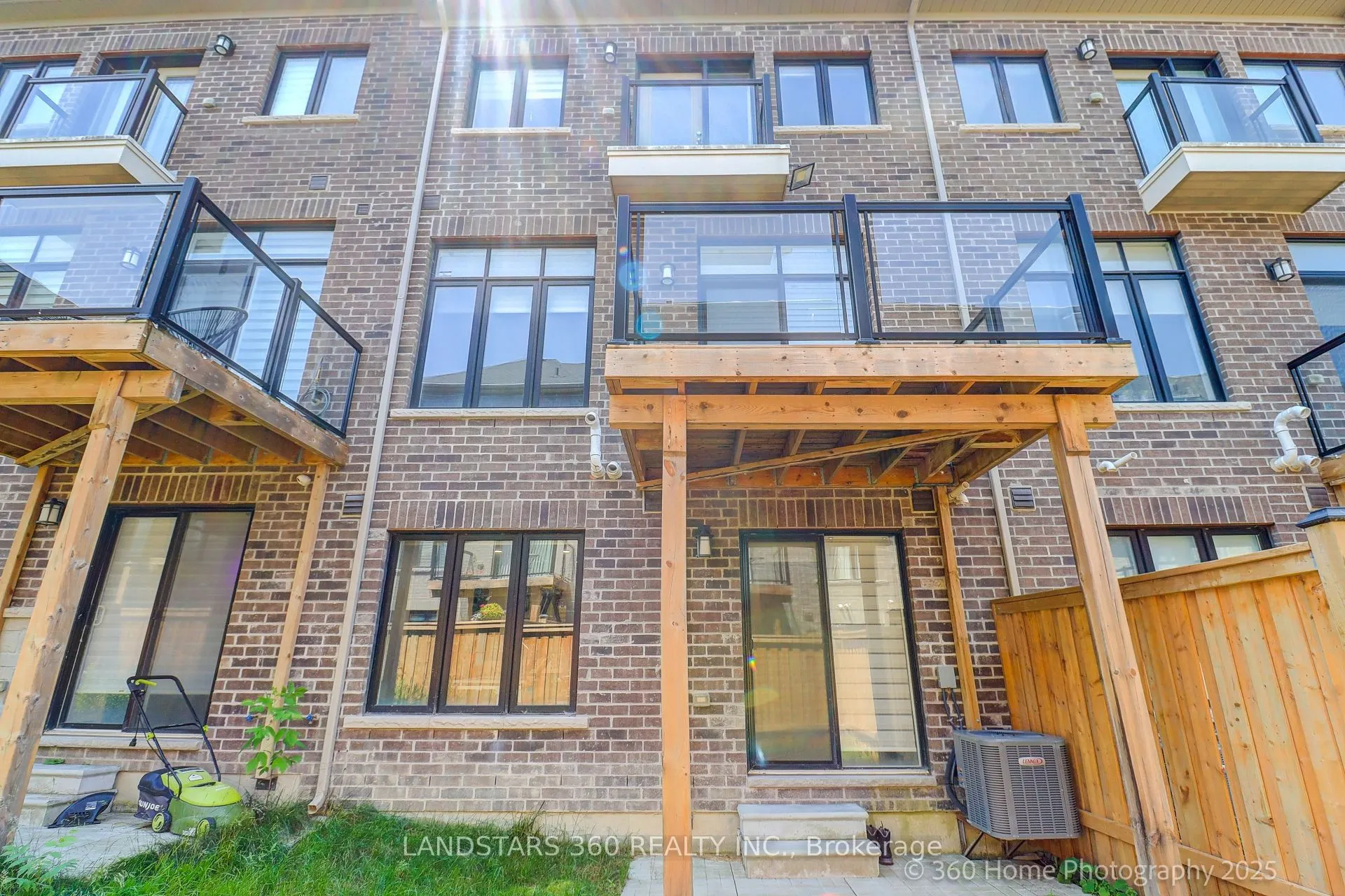 27 Duncombe Lane N