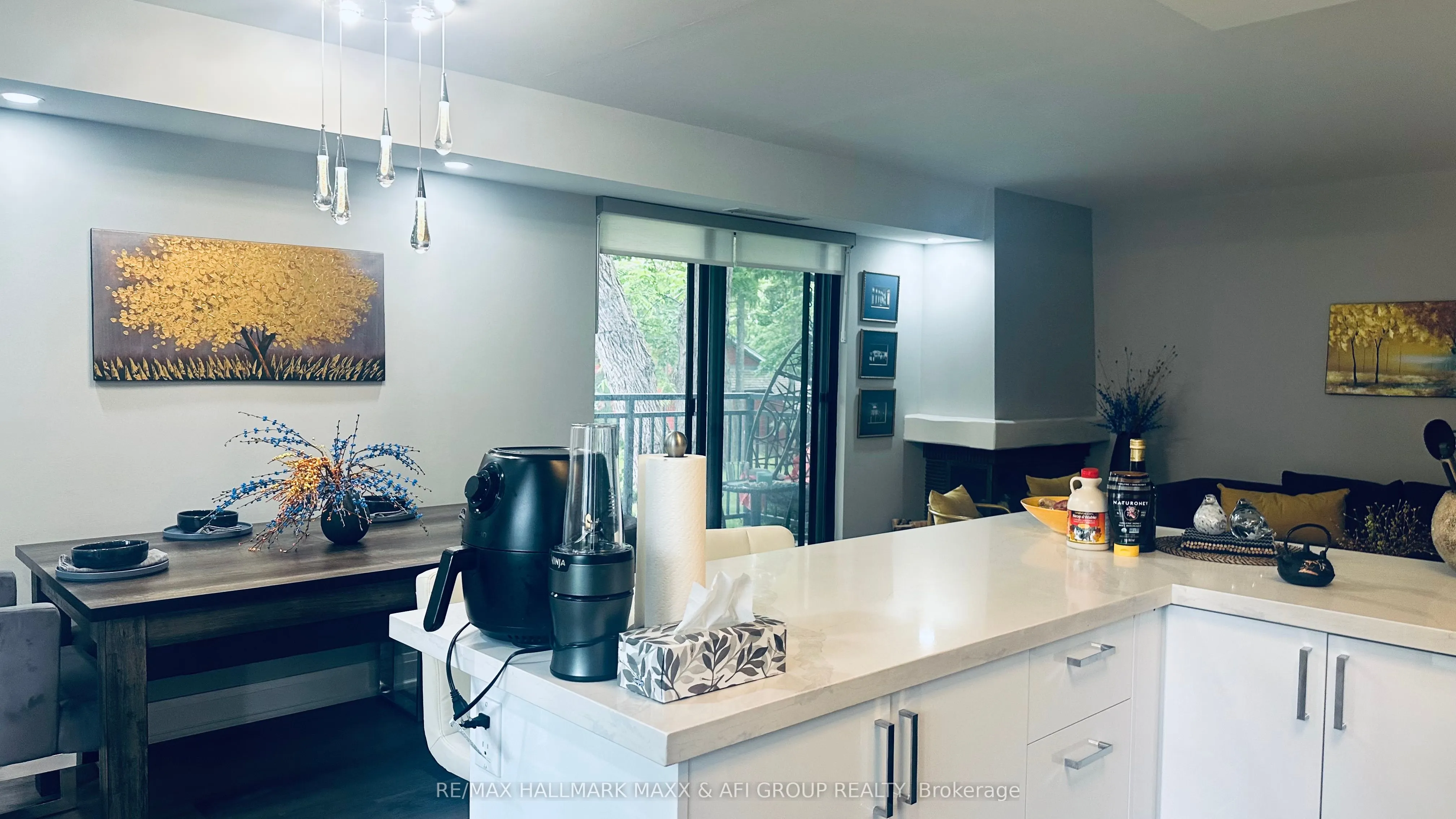 15390 Yonge Street #201