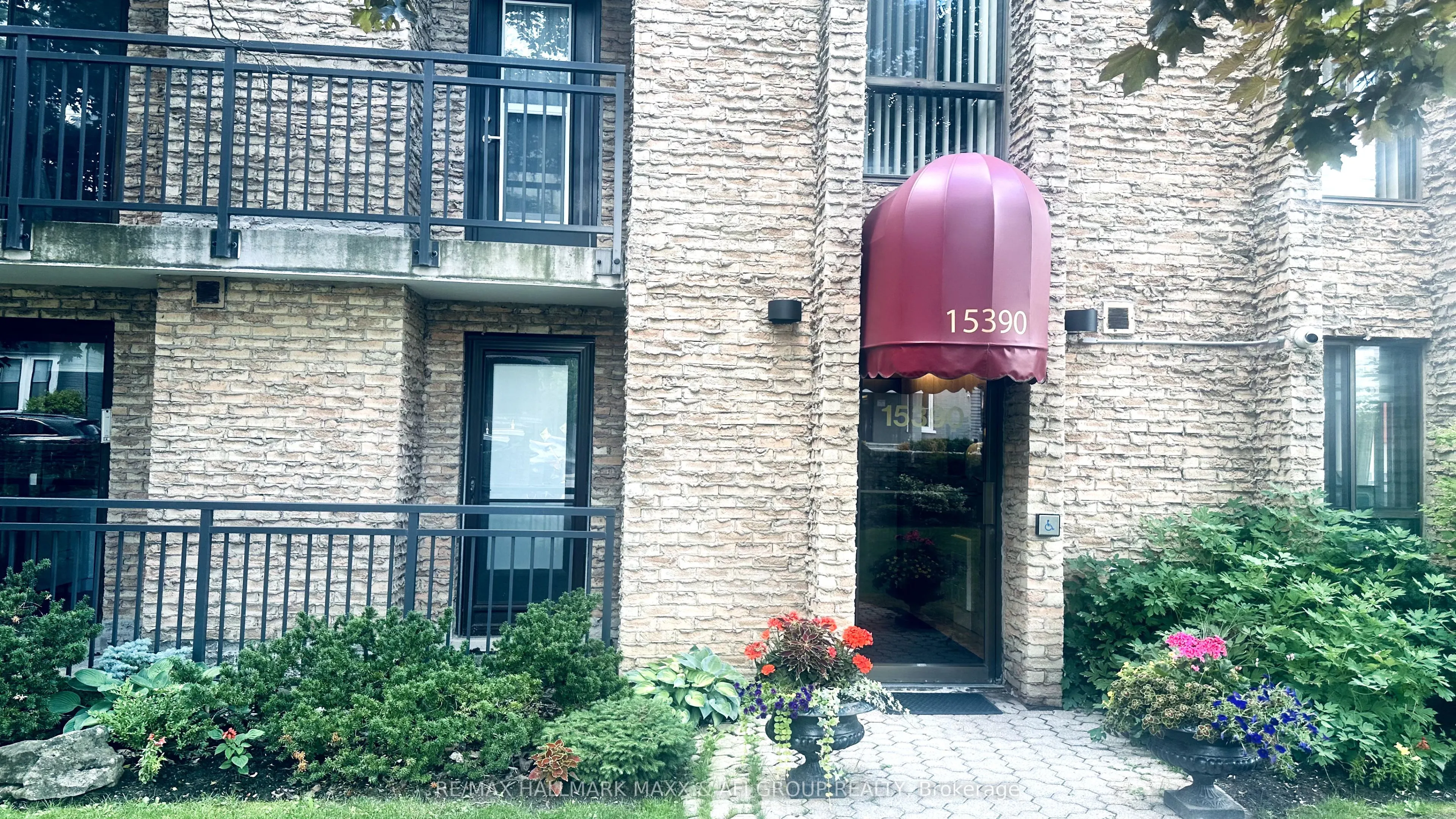 15390 Yonge Street #201