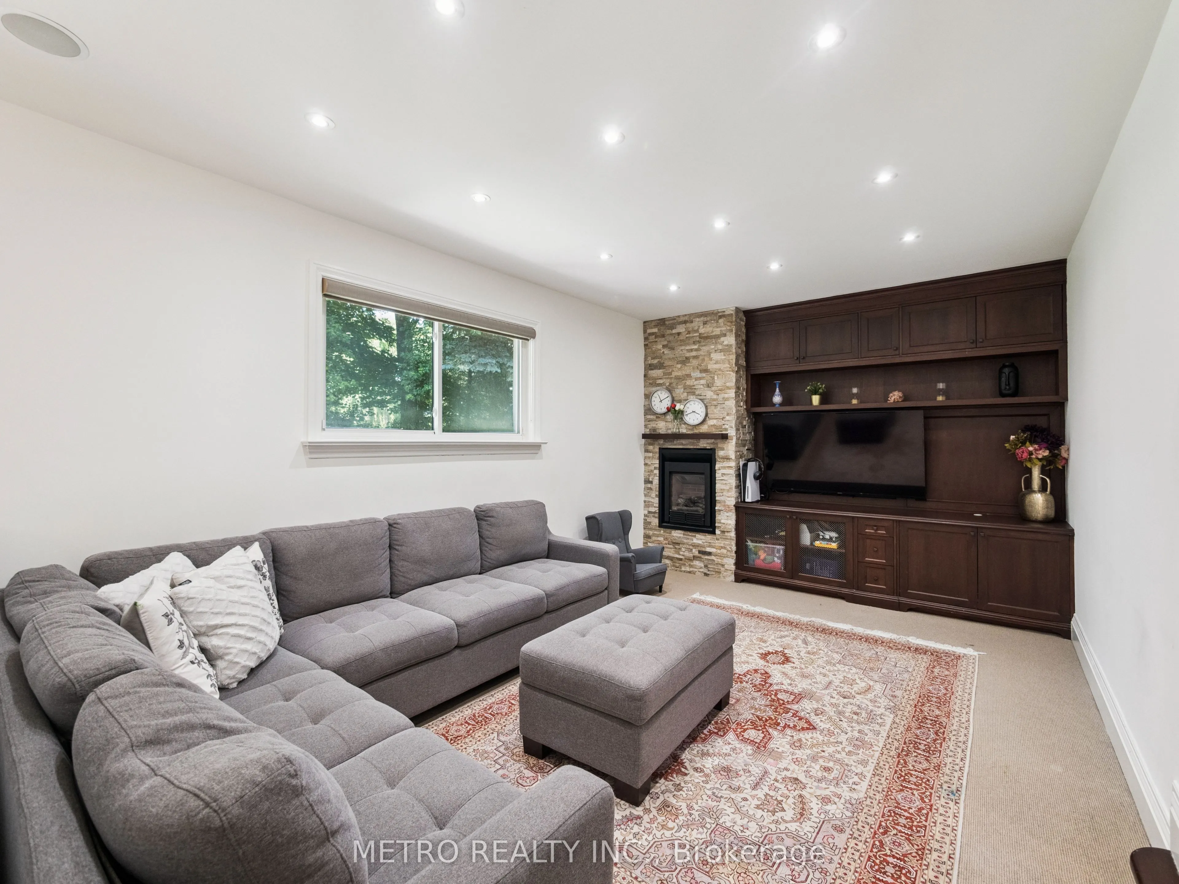 14 Village Squire Lane