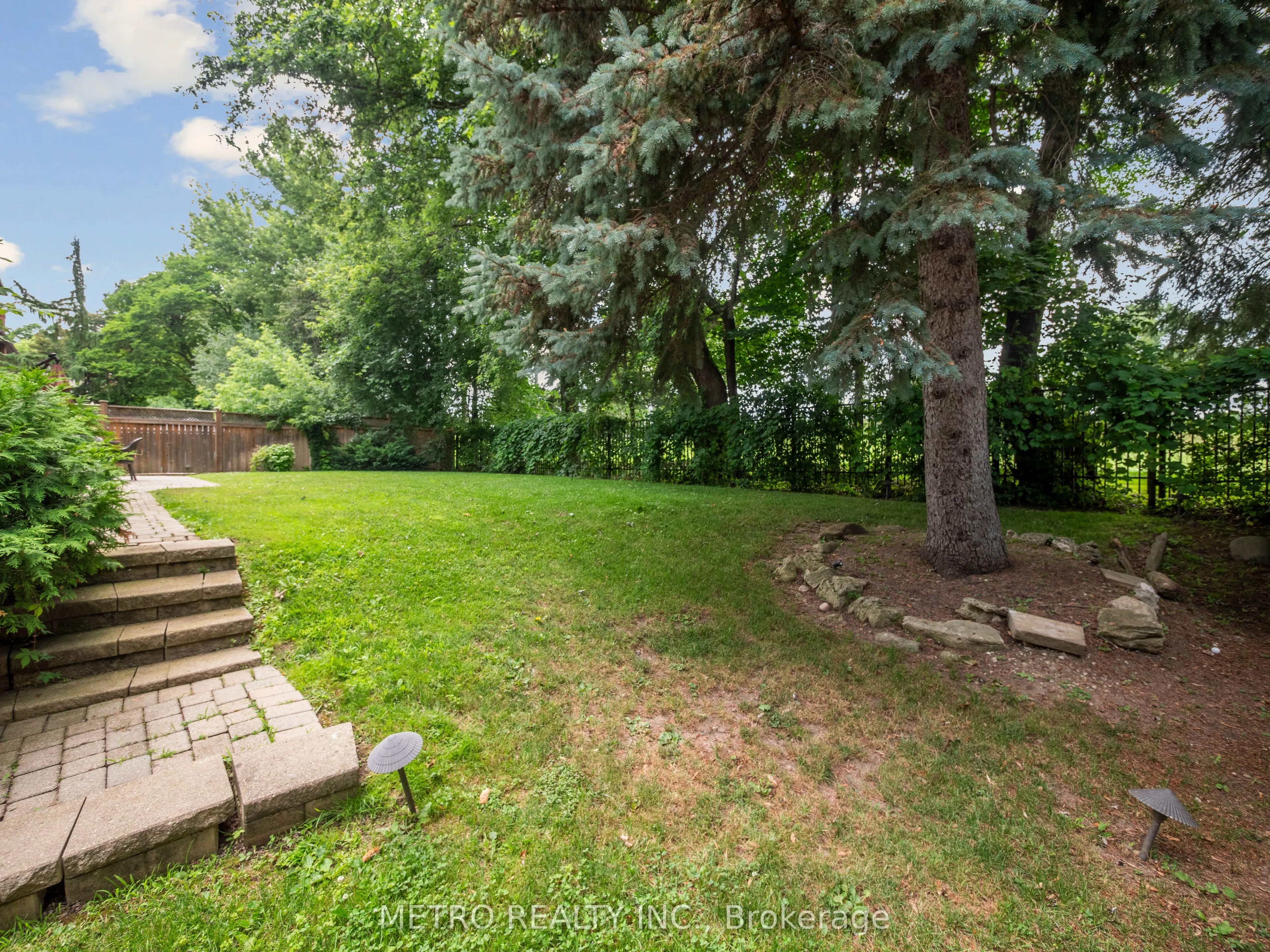 14 Village Squire Lane