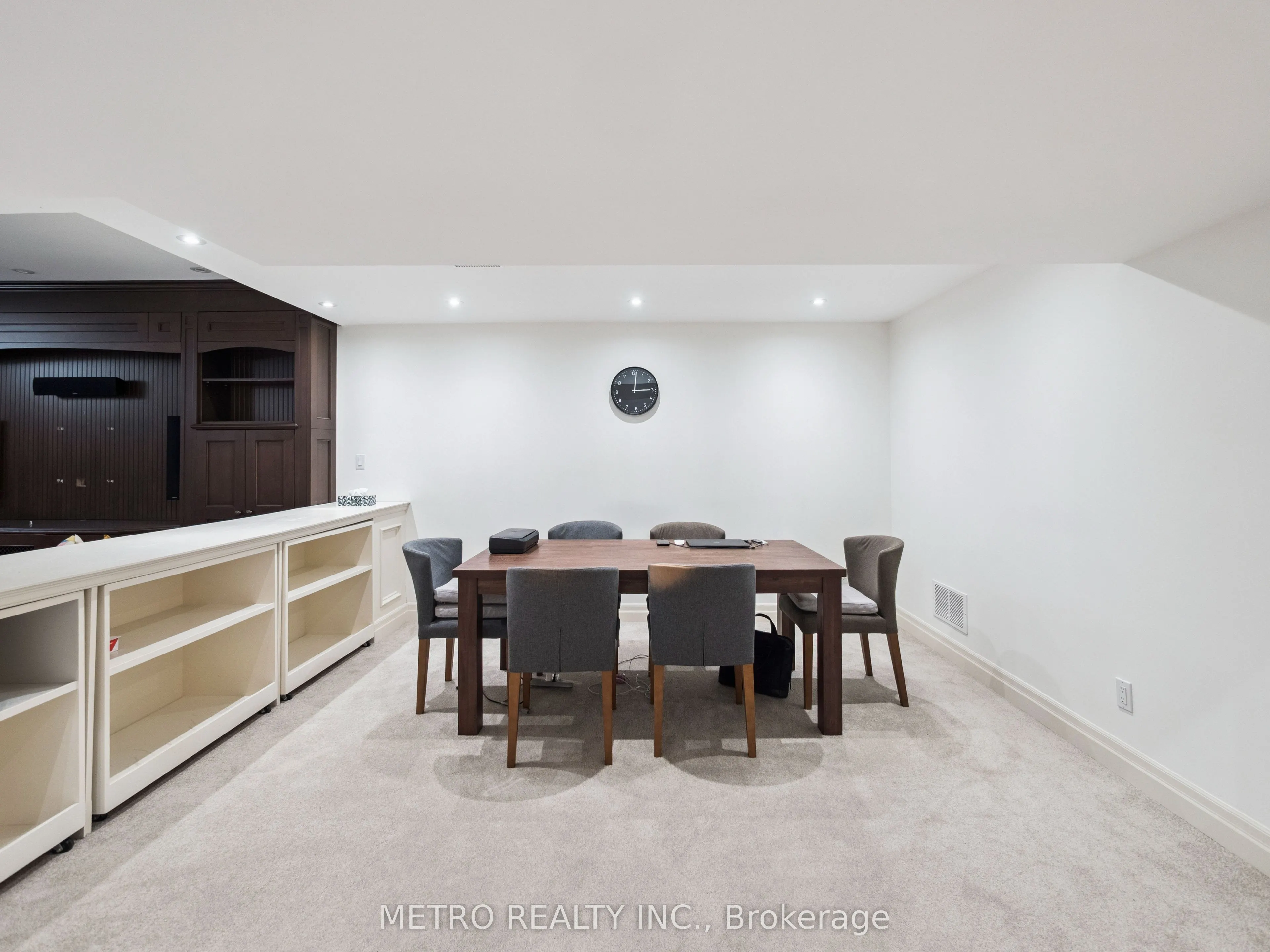 14 Village Squire Lane