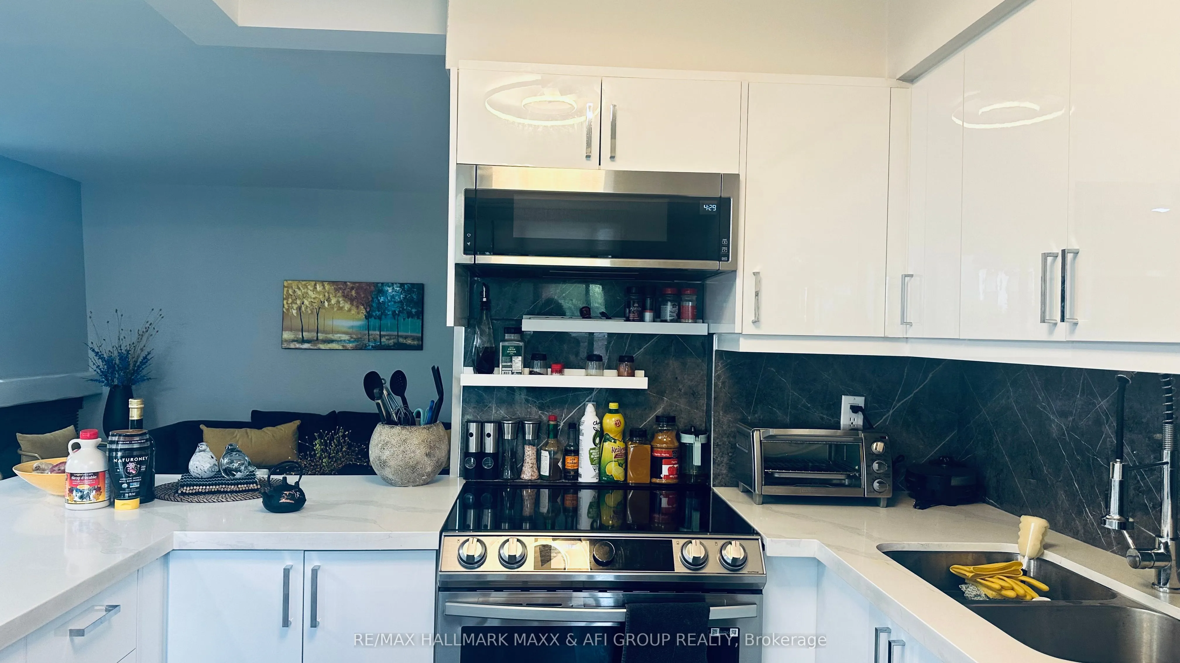 15390 Yonge Street #201