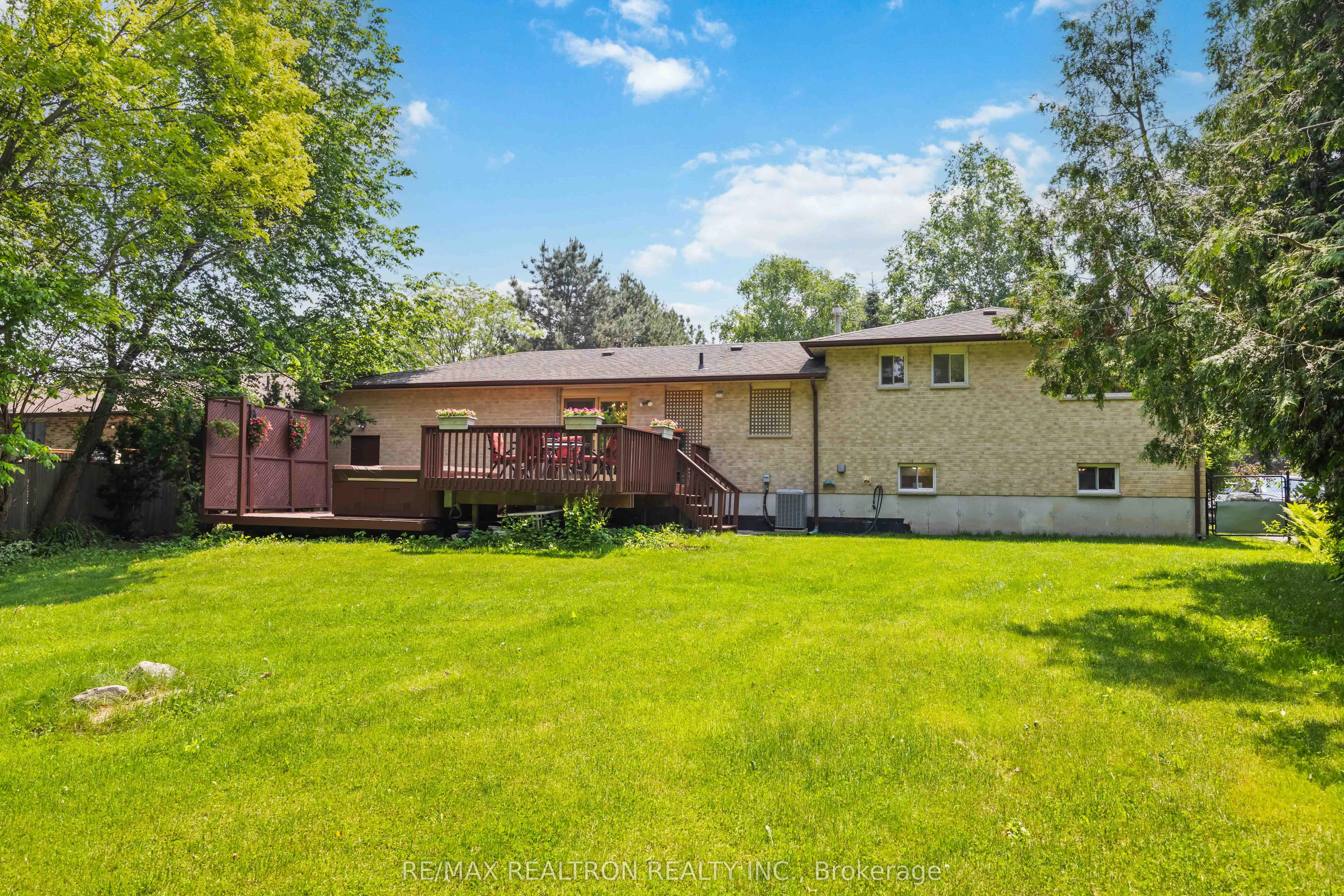 6 Amberglen Court