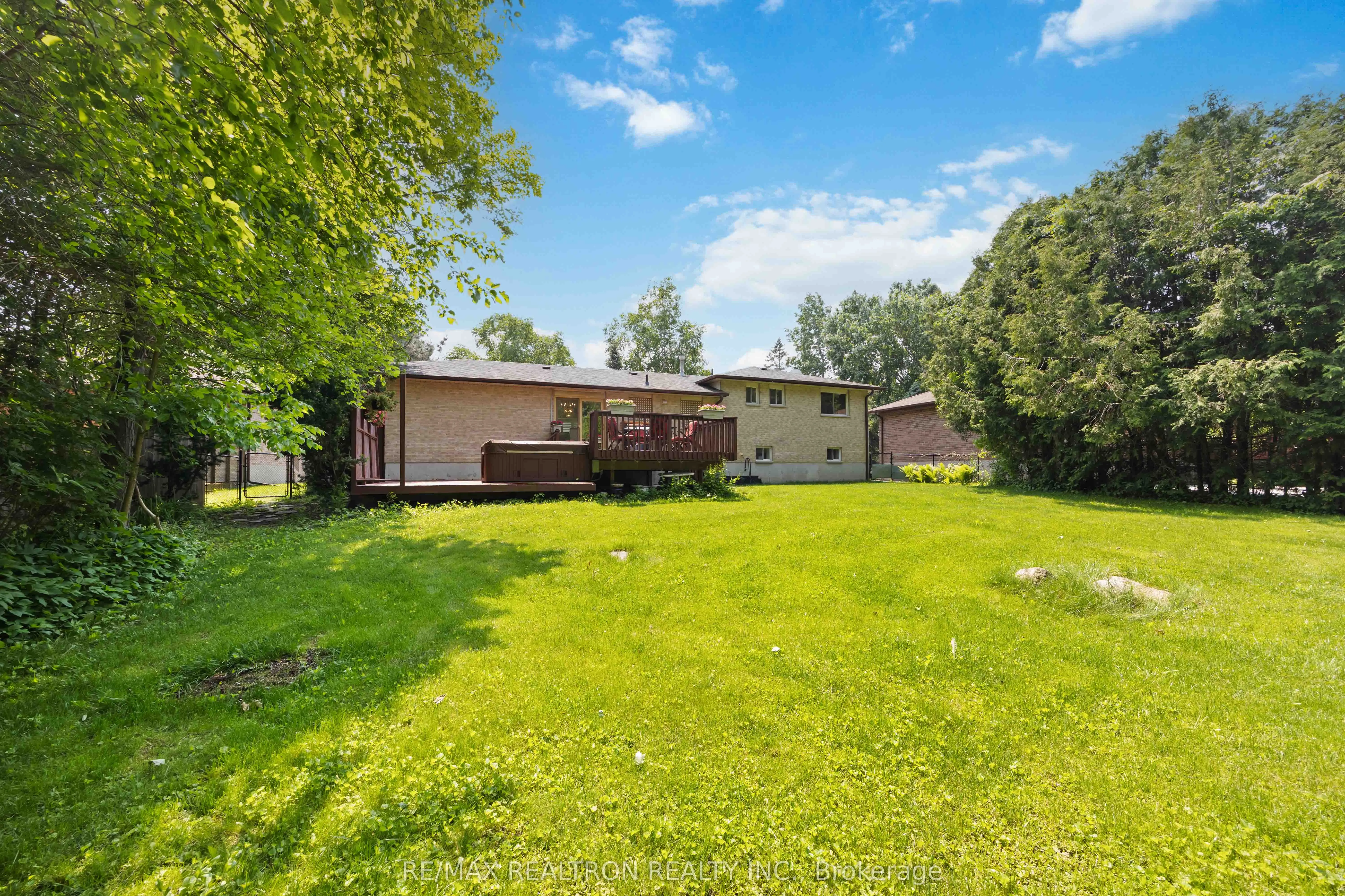 6 Amberglen Court