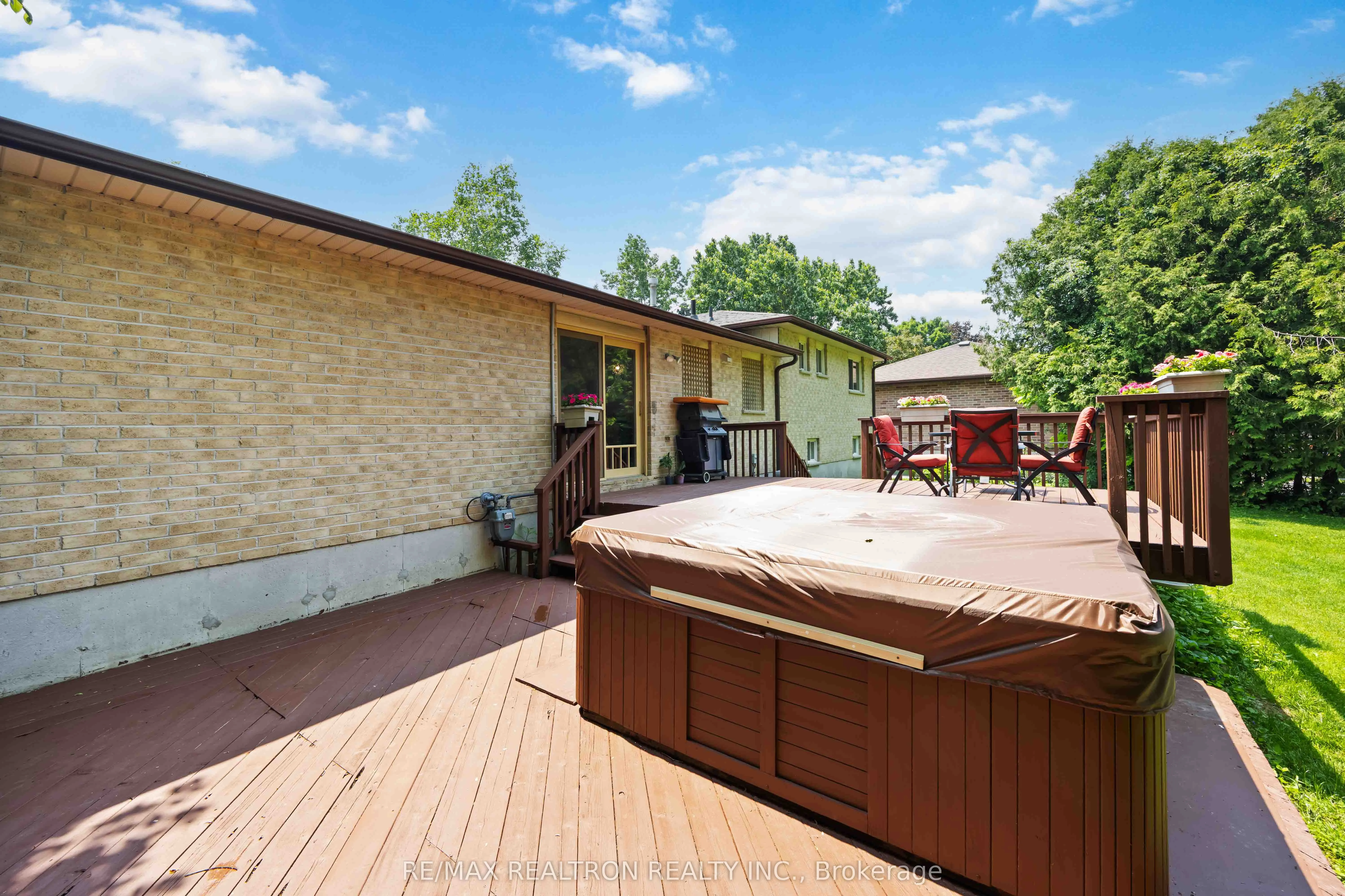 6 Amberglen Court