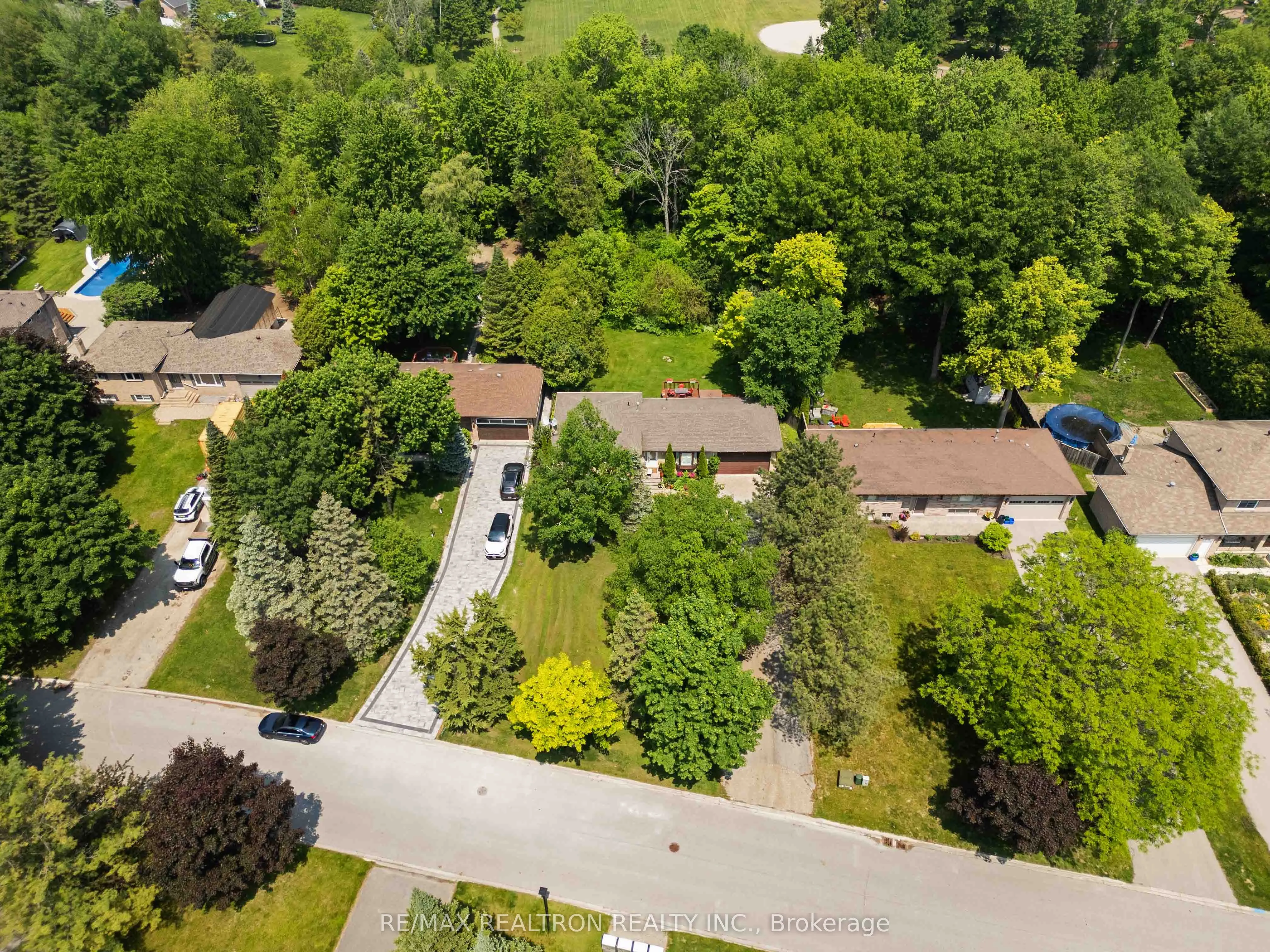 6 Amberglen Court