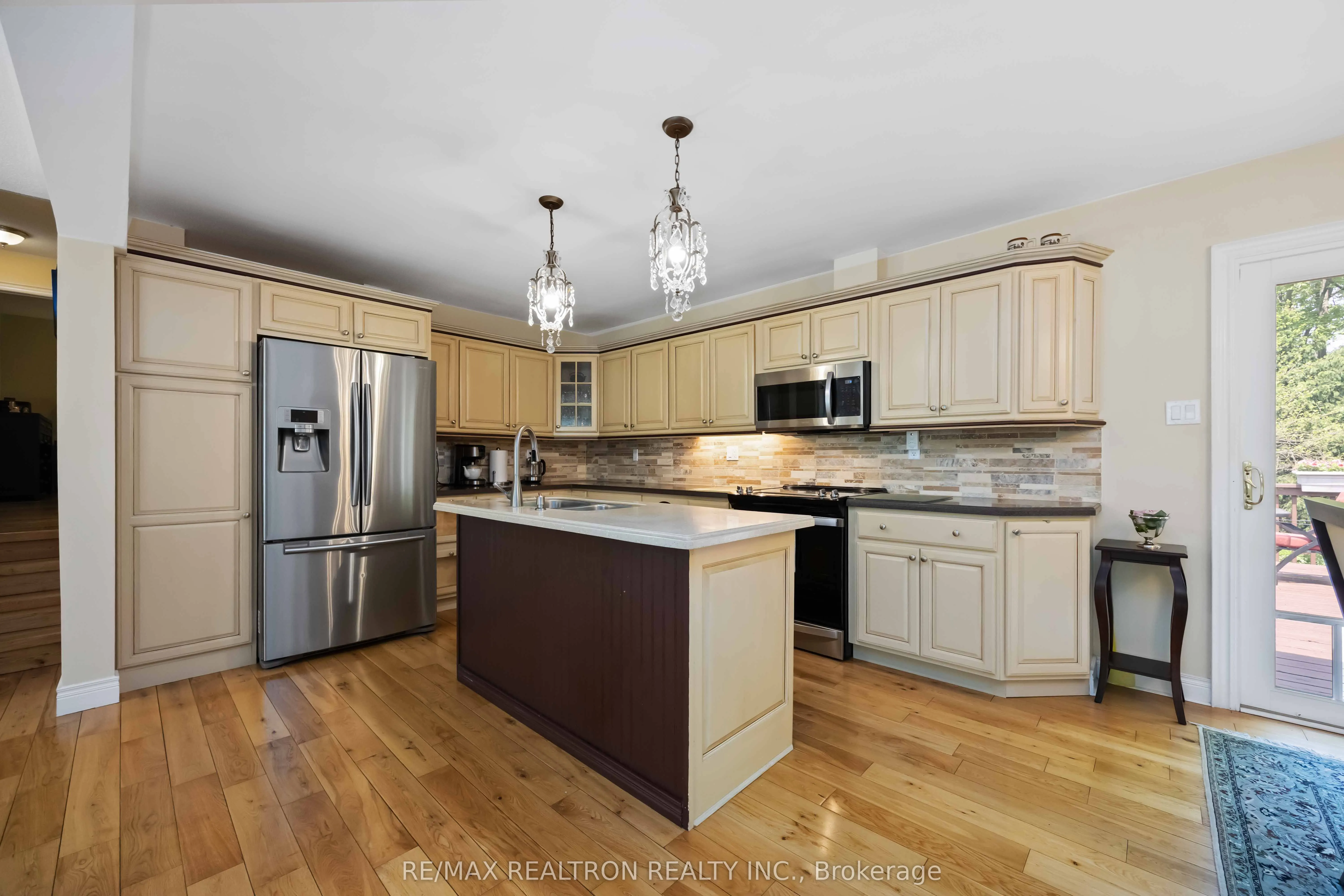 6 Amberglen Court