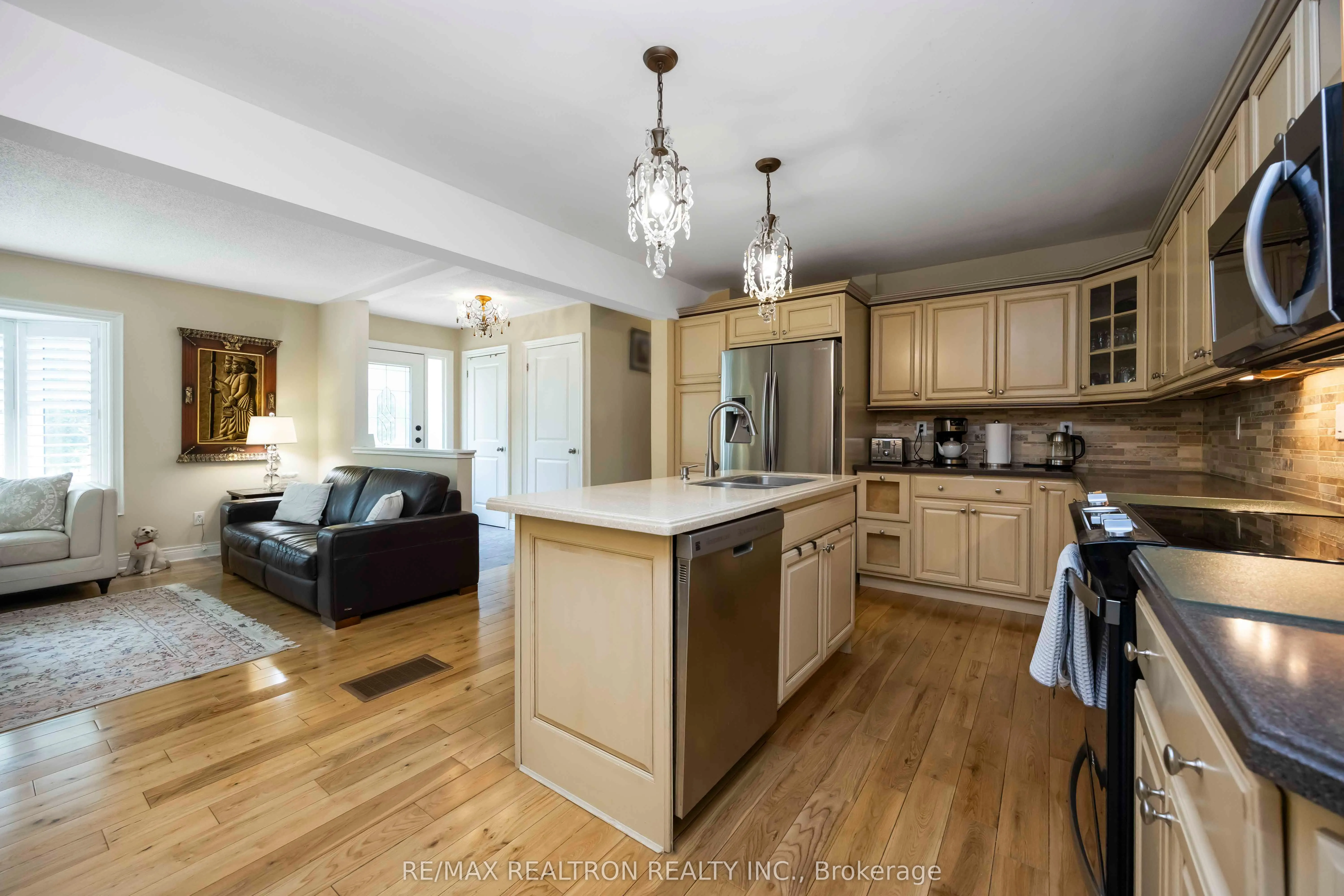 6 Amberglen Court