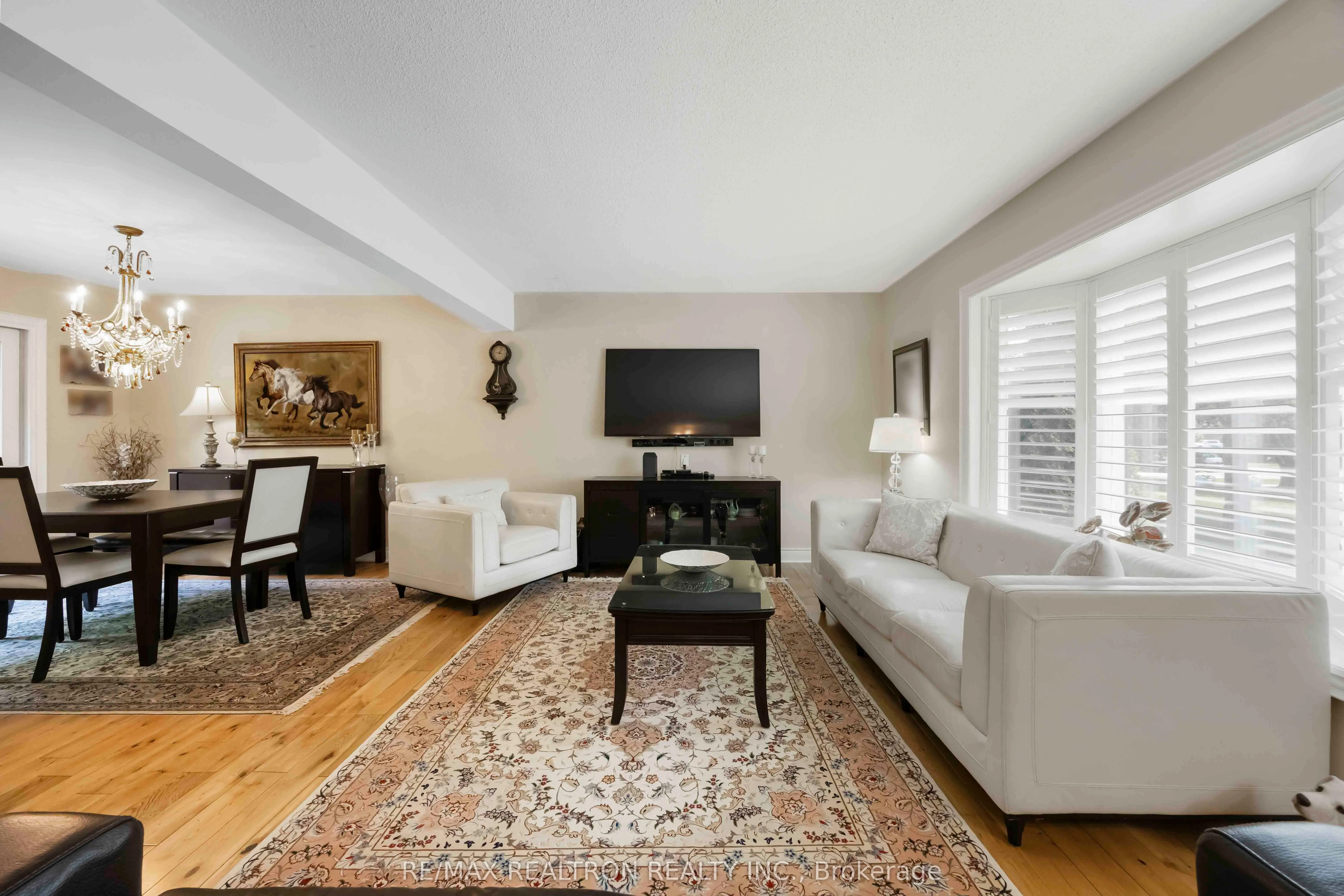 6 Amberglen Court