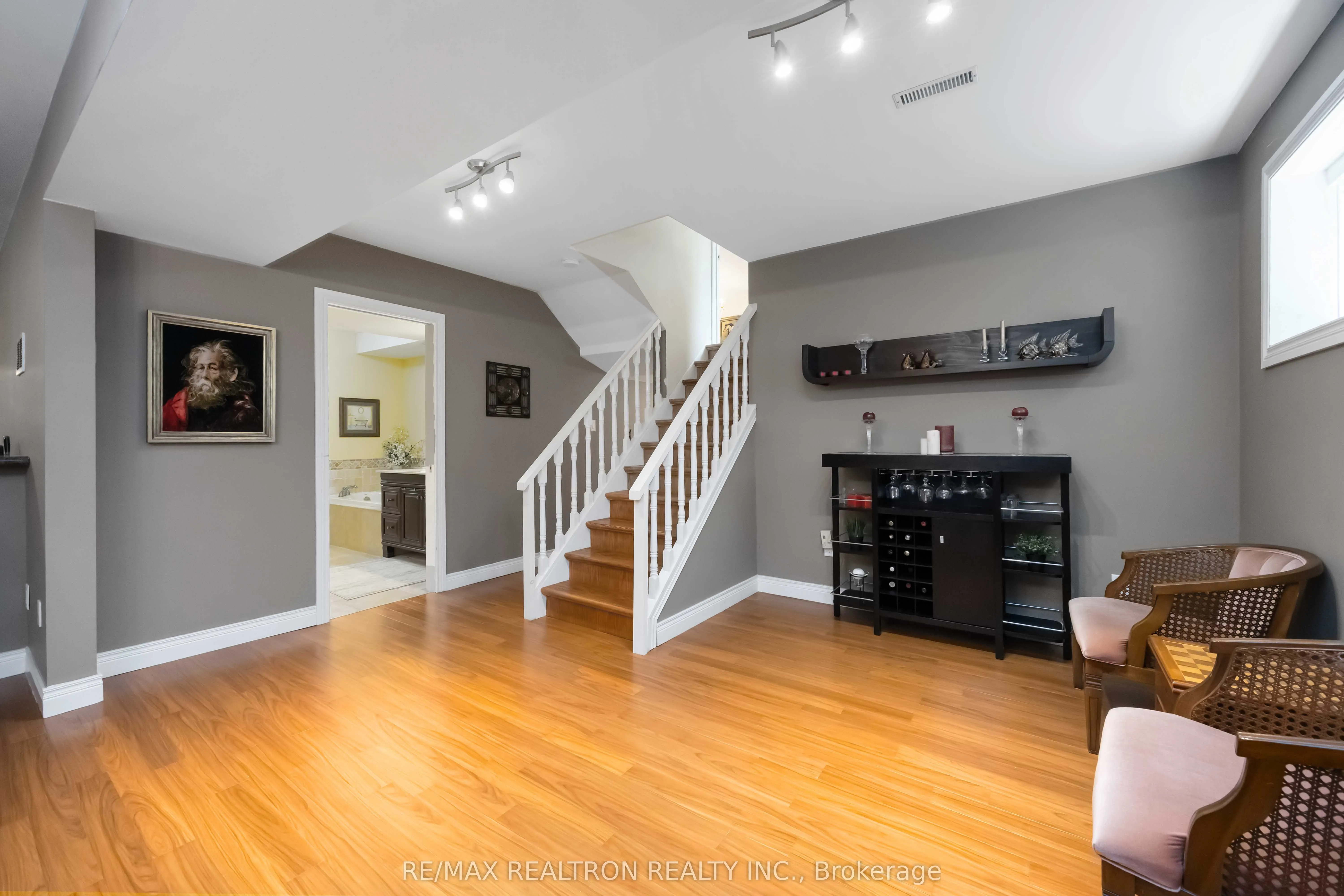 6 Amberglen Court