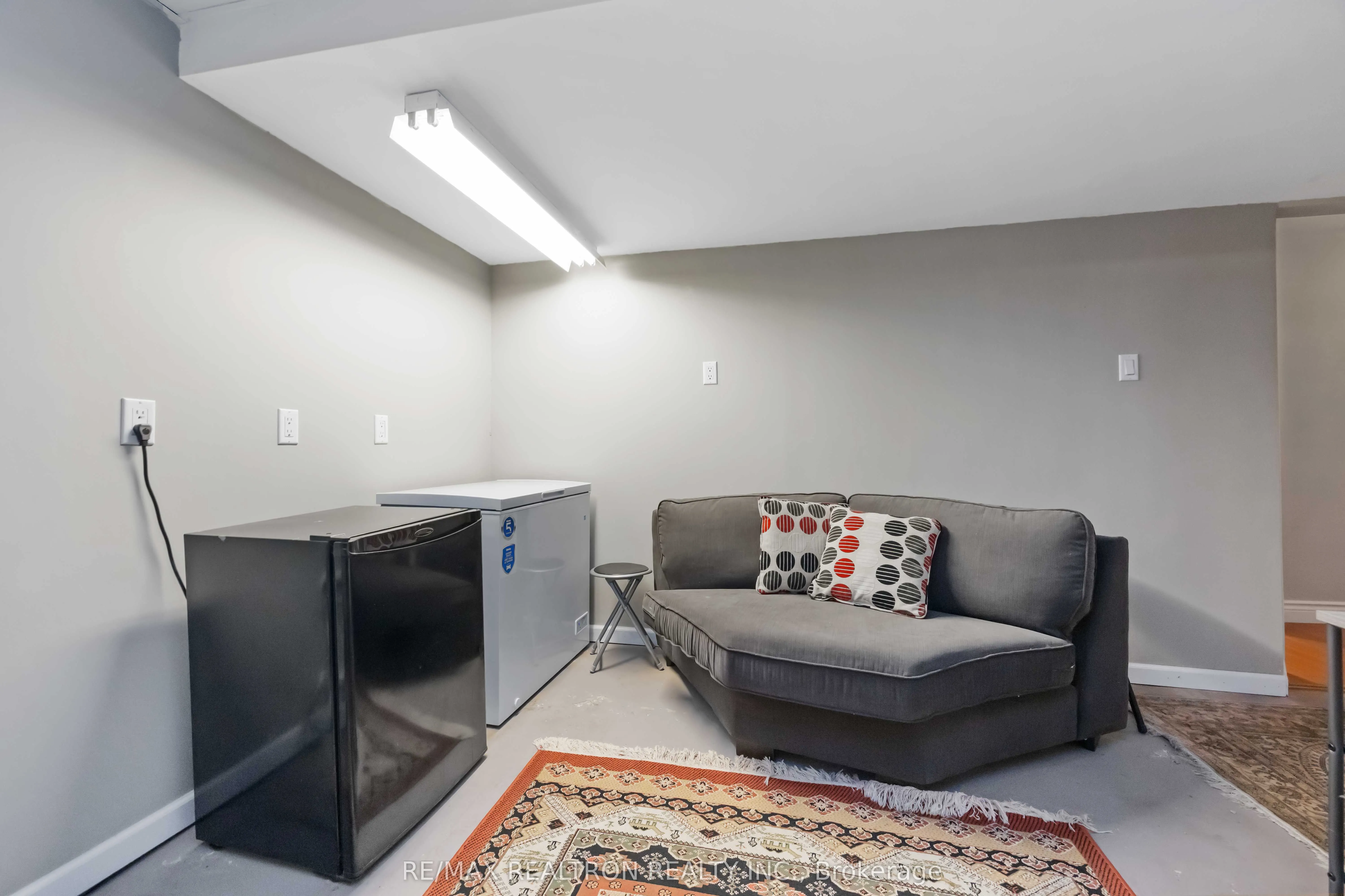6 Amberglen Court