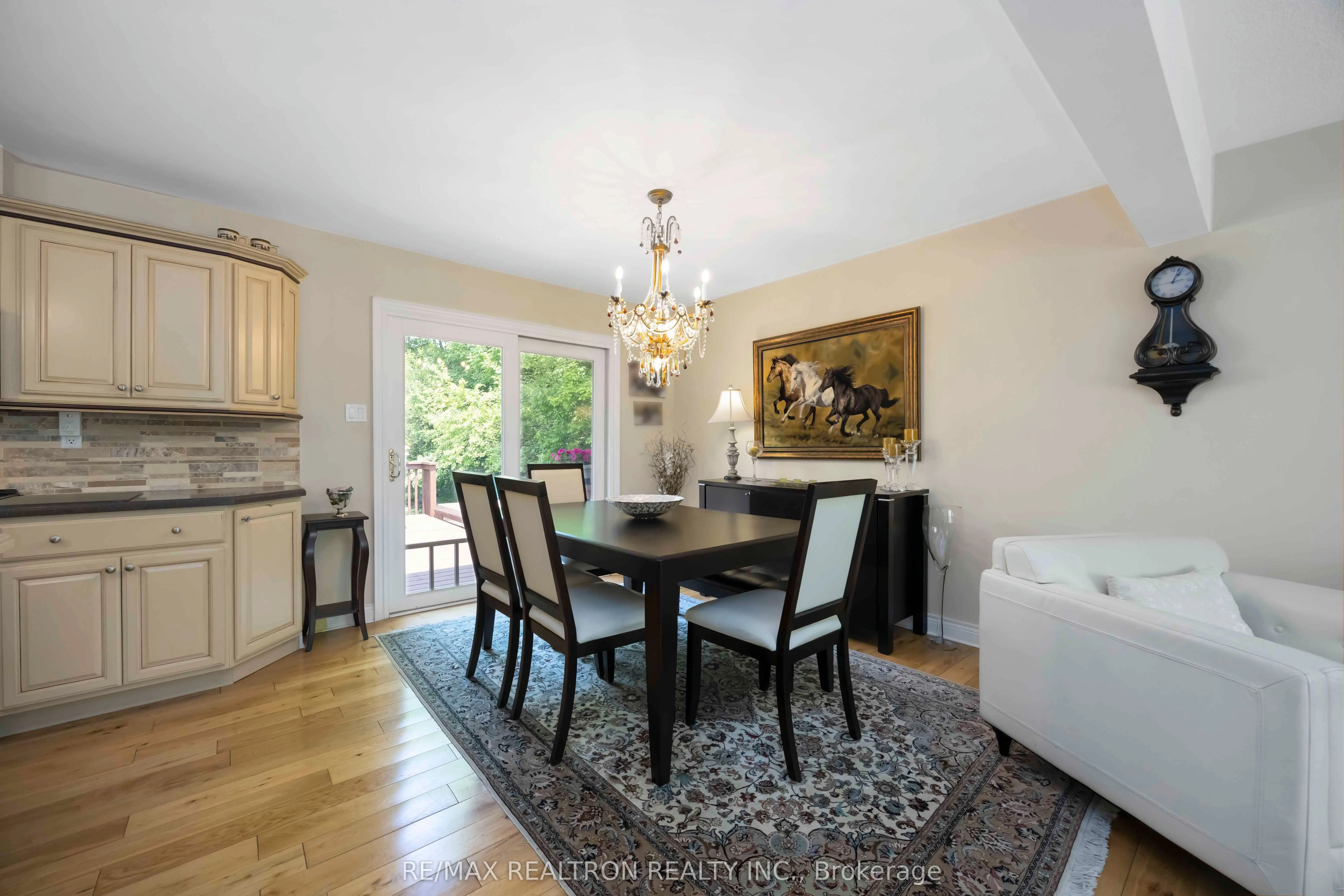 6 Amberglen Court