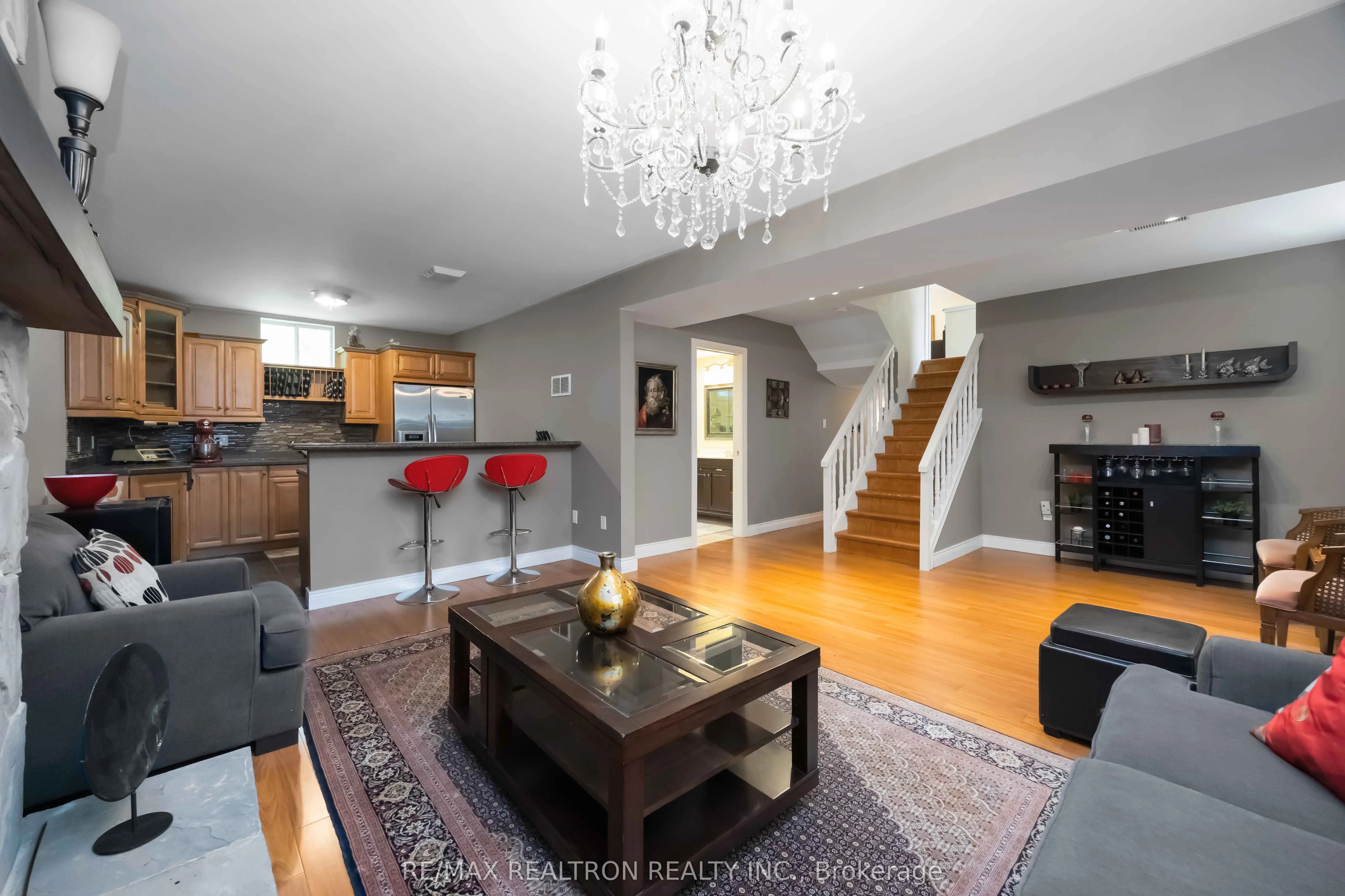 6 Amberglen Court