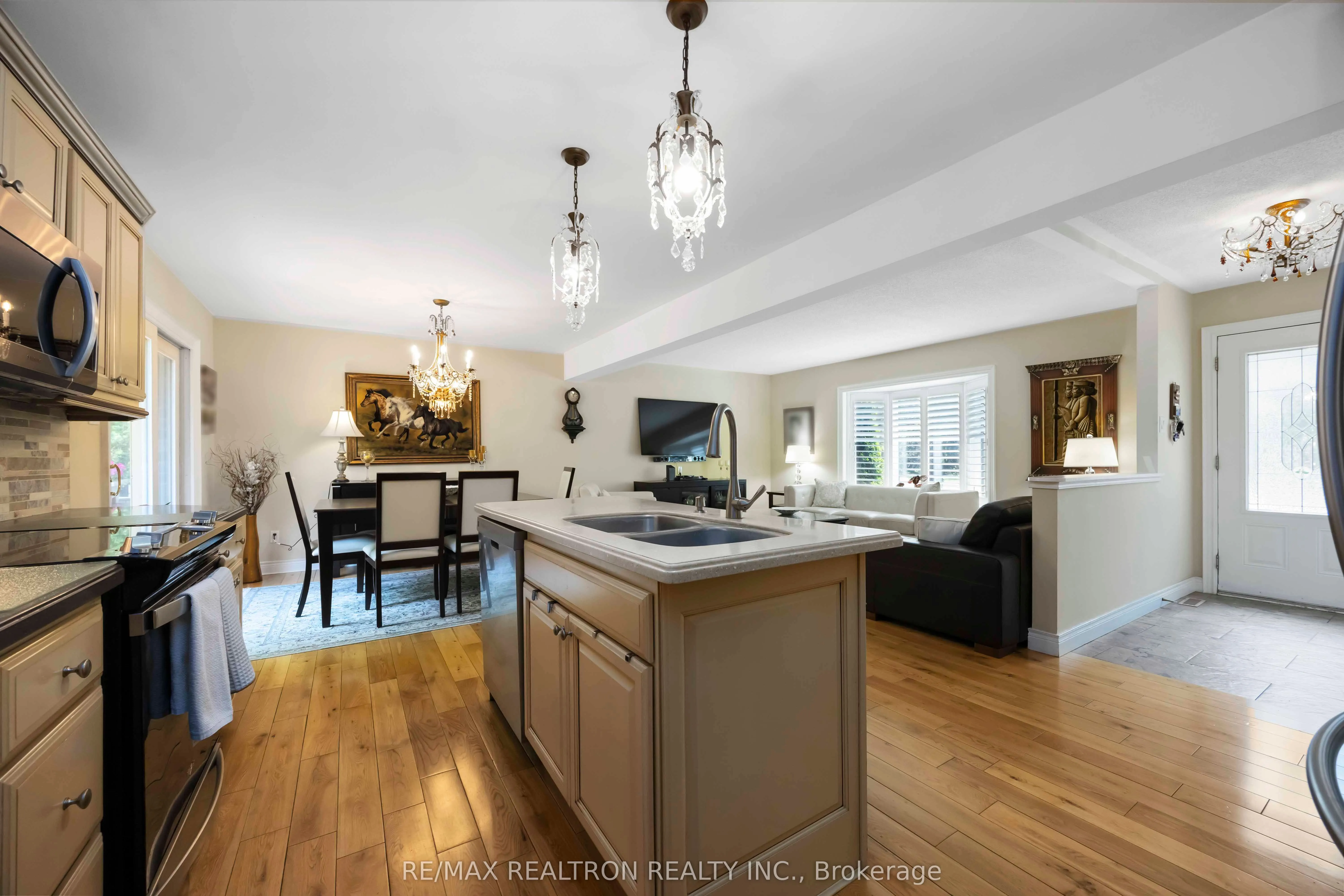 6 Amberglen Court
