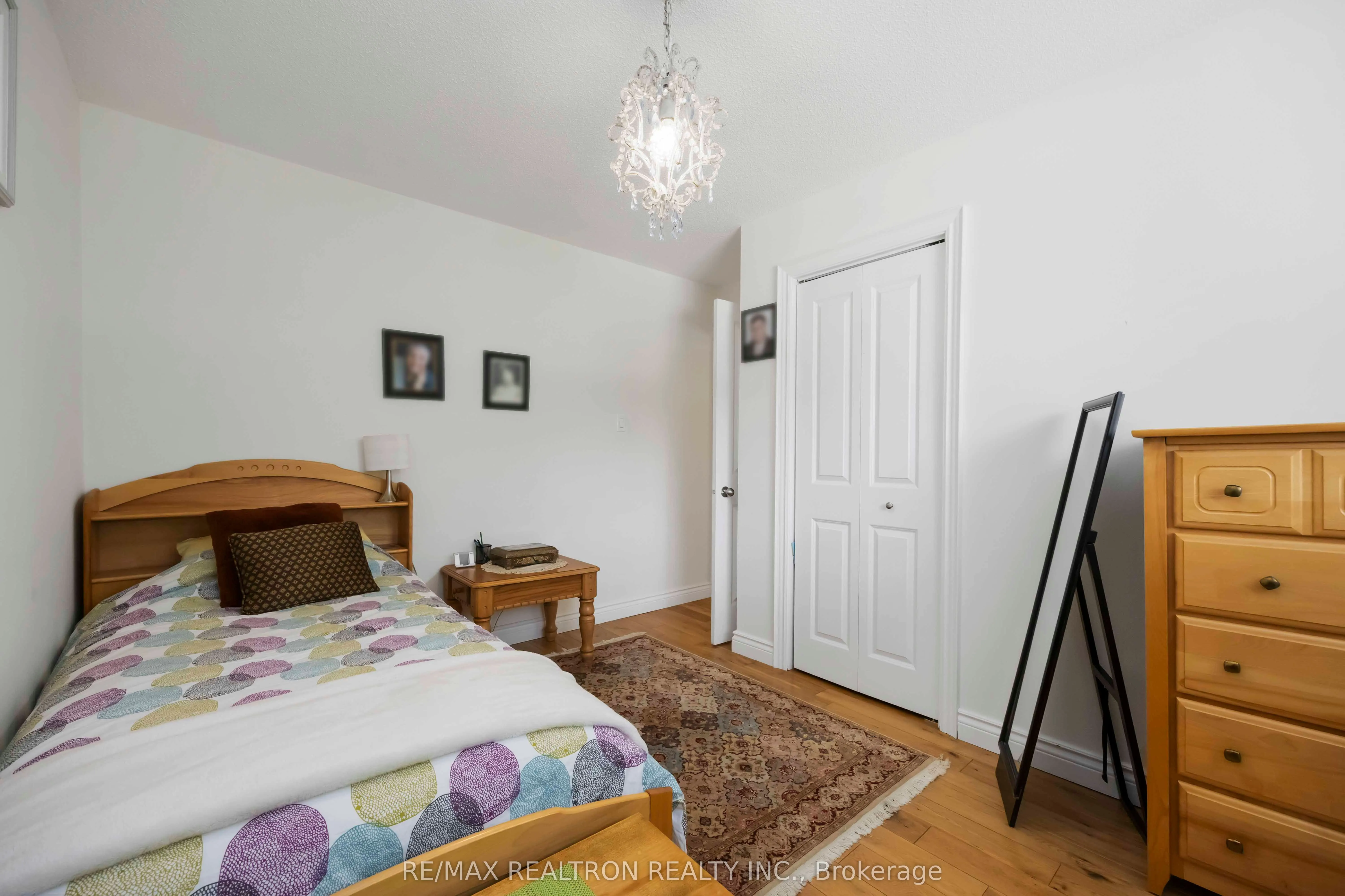6 Amberglen Court