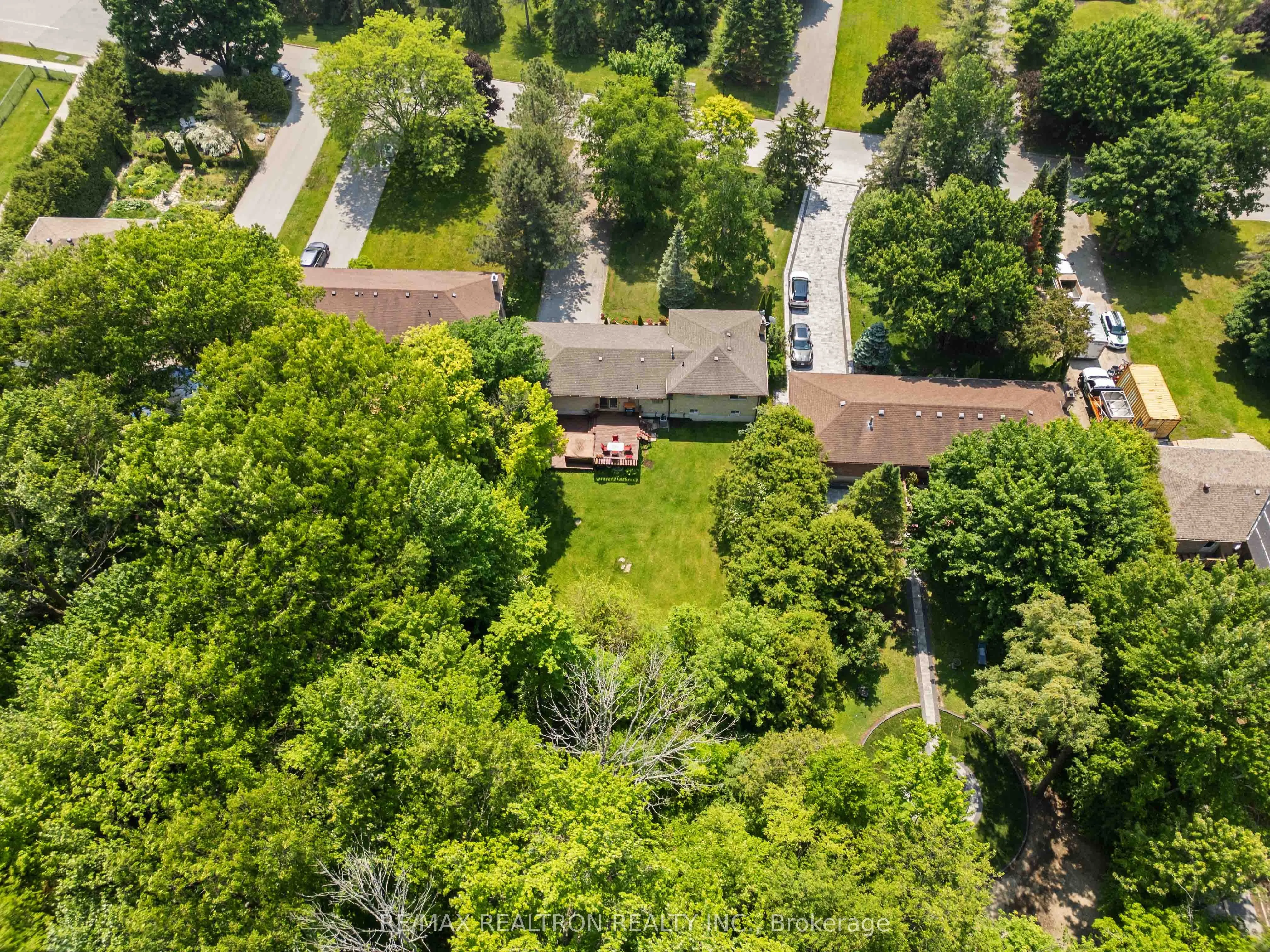 6 Amberglen Court